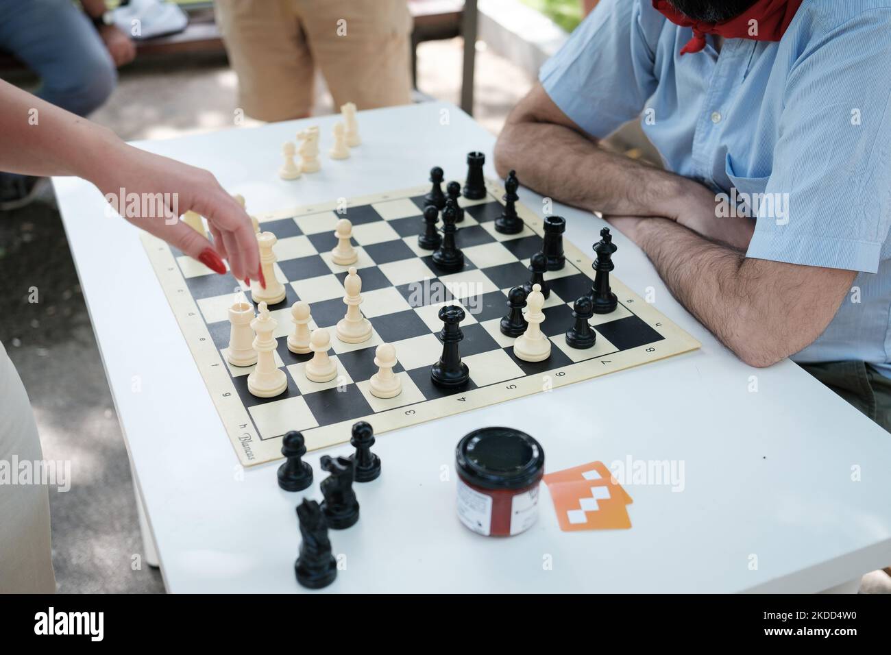 I membri del pubblico staranno alle loro scacchiere mentre aspettano che il giocatore di scacchi visiti ogni tavolo durante le partite di scacchi multiple a Madrid, Spagna, il 3 luglio 2022. Sei giocatori di scacchi hanno partecipato a 60 partite di scacchi giocate contemporaneamente contro membri del pubblico nel Paseo de Recoletos (Foto di Oscar Gonzalez/NurPhoto) Foto Stock