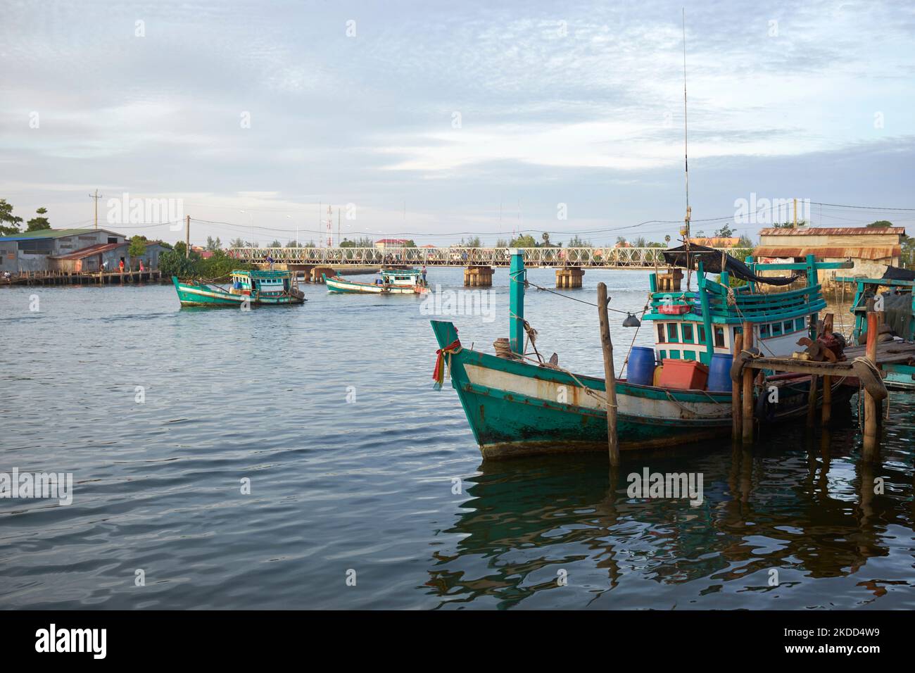 Barche da pesca tradizionali vicino al mercato KEP in Cambogia Foto Stock