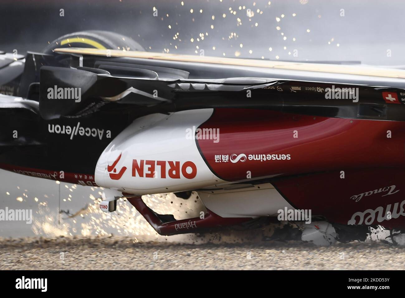 Zhou Guanyu di Cina Alfa Romeo F1 schiantò la sua auto durante la gara del Gran Premio di Gran Bretagna F1 a Silverstone il 3 luglio 2022 a Northampton, Regno Unito. (Foto di Jose Breton/Pics Action/NurPhoto) Foto Stock