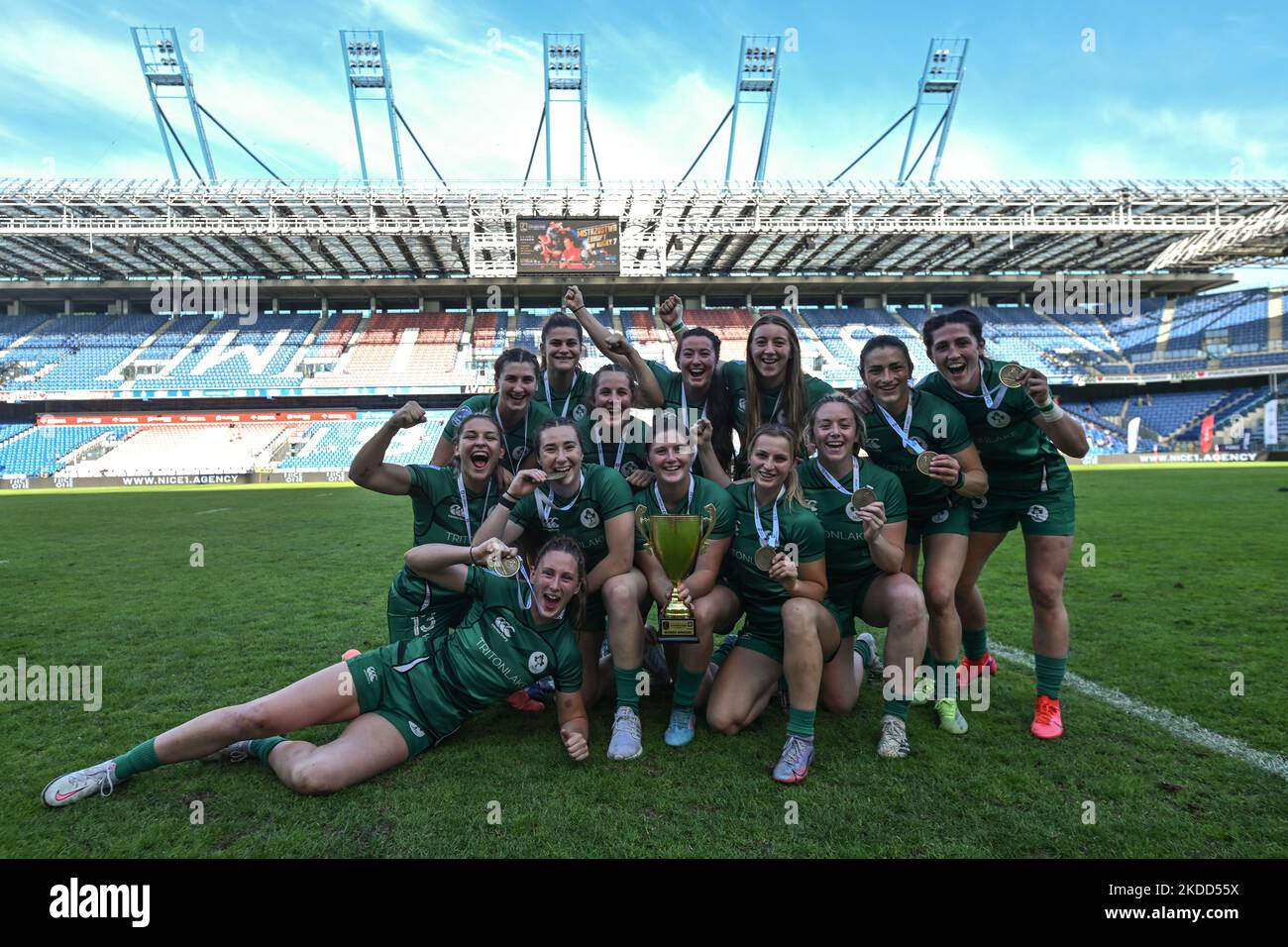 I membri della nazionale irlandese di rugby Sevens hanno visto la cerimonia di premiazione dopo aver vinto la finale femminile 7s del Campionato europeo di rugby Sevens 2022 a Cracovia e aver vinto la medaglia d'argento nel Campionato europeo di rugby Sevens 2022. Domenica 03 luglio 2022, allo stadio municipale Henryk Reyman, Cracovia, Malopolskie Voivodato, Polonia. (Foto di Artur Widak/NurPhoto) Foto Stock