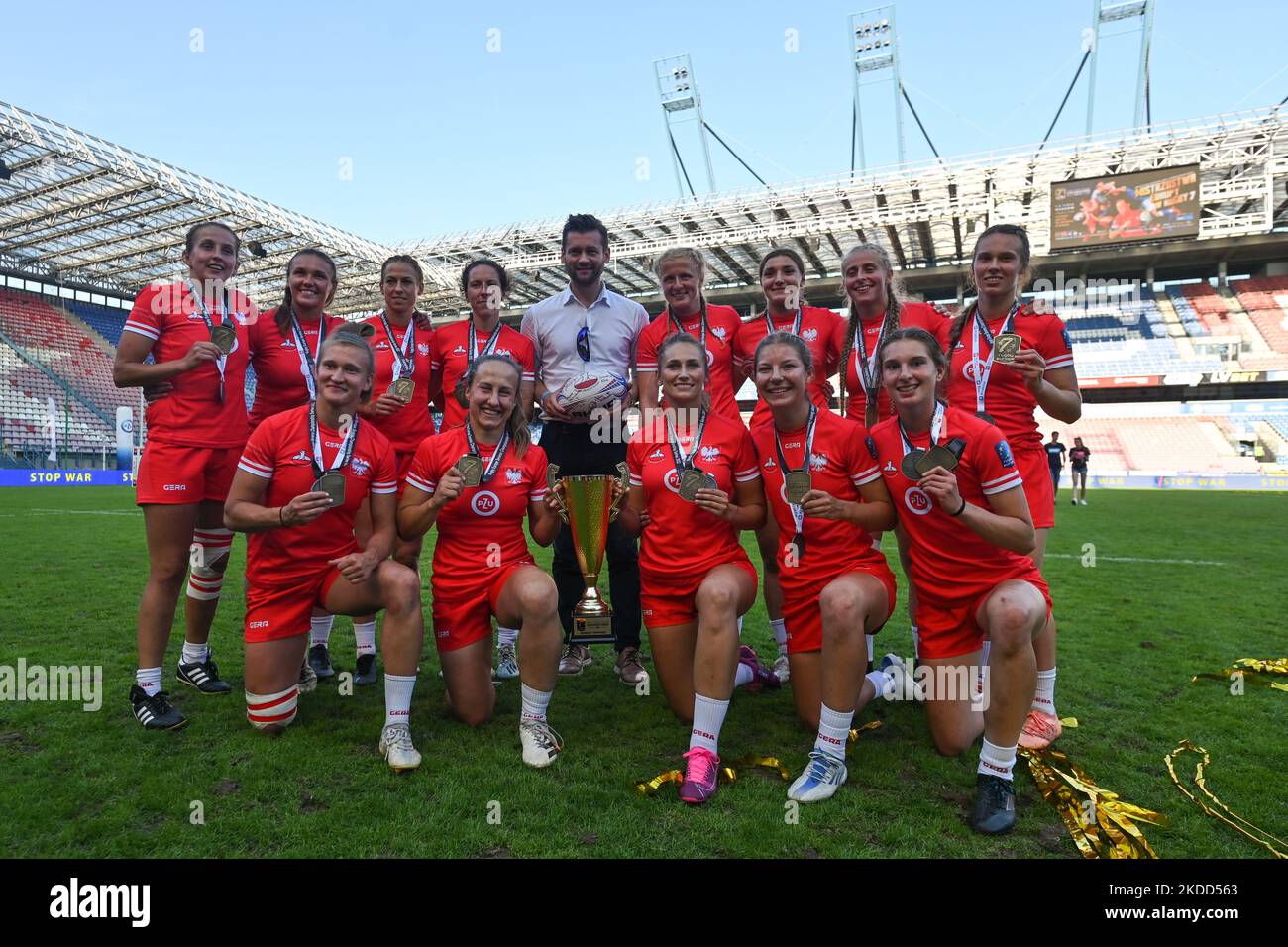 I membri della nazionale polacca di rugby Sevens si posano per una foto con Kamil Bortniczuk (Center), ministro polacco dello Sport e del Turismo, dopo aver vinto il Campionato europeo di rugby Sevens 2022. Domenica 03 luglio 2022, allo stadio municipale Henryk Reyman, Cracovia, Malopolskie Voivodato, Polonia. (Foto di Artur Widak/NurPhoto) Foto Stock