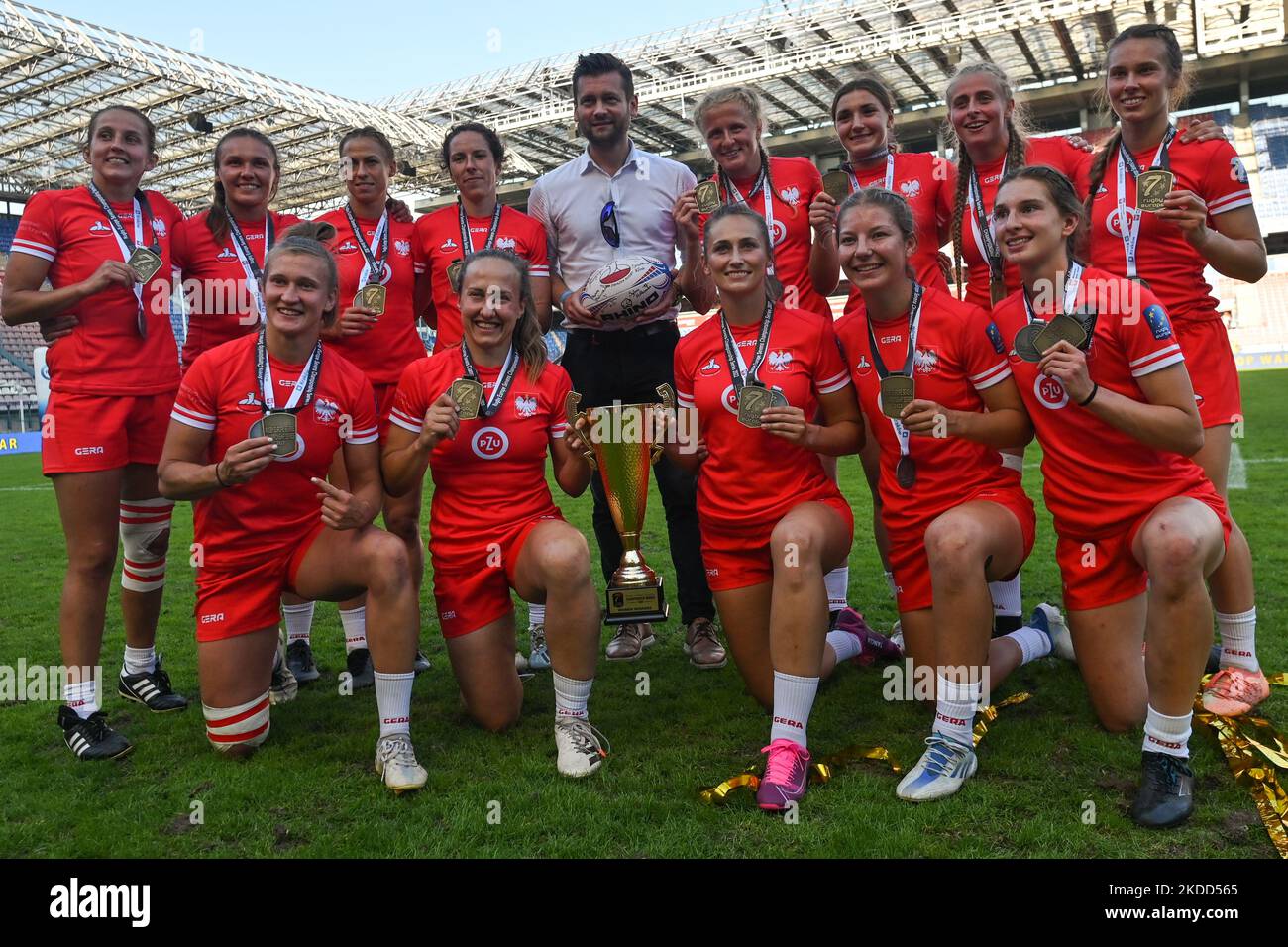 I membri della nazionale polacca di rugby Sevens si posano per una foto con Kamil Bortniczuk (Center), ministro polacco dello Sport e del Turismo, dopo aver vinto il Campionato europeo di rugby Sevens 2022. Domenica 03 luglio 2022, allo stadio municipale Henryk Reyman, Cracovia, Malopolskie Voivodato, Polonia. (Foto di Artur Widak/NurPhoto) Foto Stock