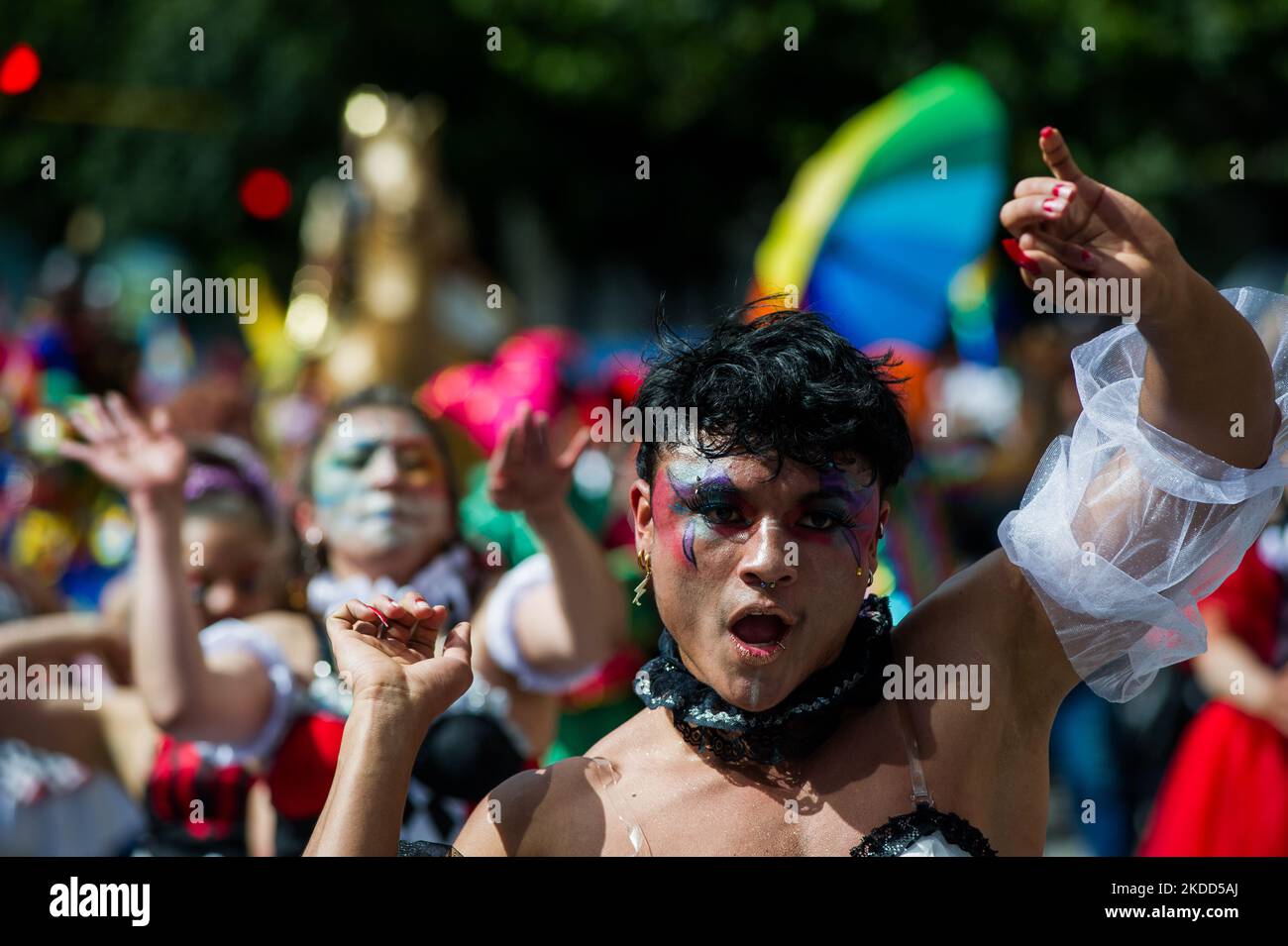 Un dimostratore esegue una danza durante la parata internazionale Pride a Bogotà, Colombia, il 3 luglio 2022. La Colombia celebra la parata di orgoglio internazionale la domenica più vicina all'evento internazionale per raccogliere il maggior numero di membri della comunità LGTBIQ+. (Foto di Sebastian Barros/NurPhoto) Foto Stock