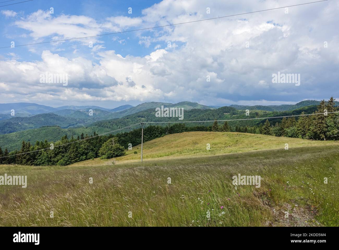 Vista generale delle montagne del Paradiso Slovacco si vede vicino a Dedinky, Slovacchia il 17 giugno 2022 il Paradiso Slovacco è una catena montuosa della Slovacchia orientale. Fa parte del Carso Spis-Gemer, che a sua volta fa parte dei Monti Ore Slovacchi, una delle principali suddivisioni dei Carpazi occidentali. (Foto di Michal Fludra/NurPhoto) Foto Stock