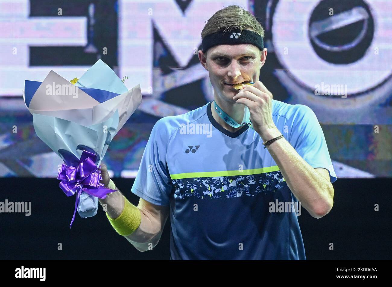Viktor Axelsen di Danimarca posa con la sua medaglia durante la cerimonia di vittoria alla Mens Singles Finals Match contro Kento Momota del Giappone il giorno sei del Petronas Malaysia Open all'Axiata Arena il 03 luglio 2022 a Kuala Lumpur, Malesia. (Foto di Zahim Mohd/NurPhoto) Foto Stock
