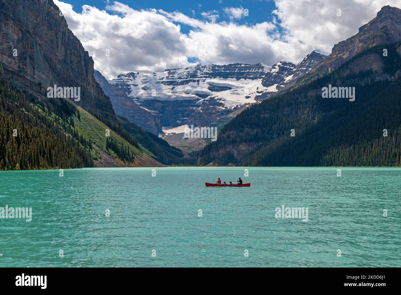 Lago Louise e ghiacciaio Victoria con persone in kayak, Banff National Park, Alberta, Canada. Foto Stock