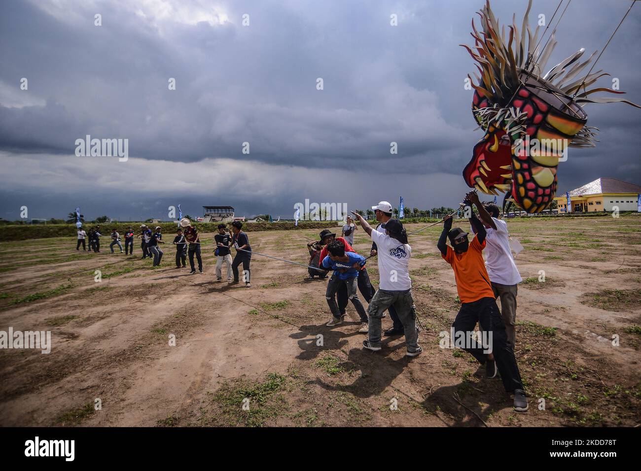 I partecipanti al VI South Sumatra National Recreational Sports Festival (Fornas) che volano un aquilone gigante a forma di drago nella Regency di Ogan Ilir, South Sumatra, martedì 5 luglio 2022. (Foto di Sigit Prasetya/NurPhoto) Foto Stock