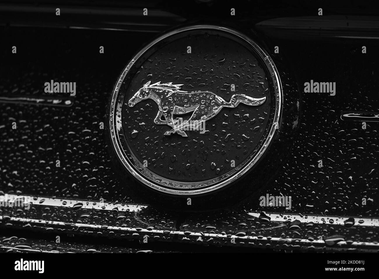 Logo Mustang visto sul veicolo Mustang parcheggiato nel centro di Cracovia. Martedì 05 luglio 2022 a Cracovia, Polonia. (Foto di Artur Widak/NurPhoto) Foto Stock