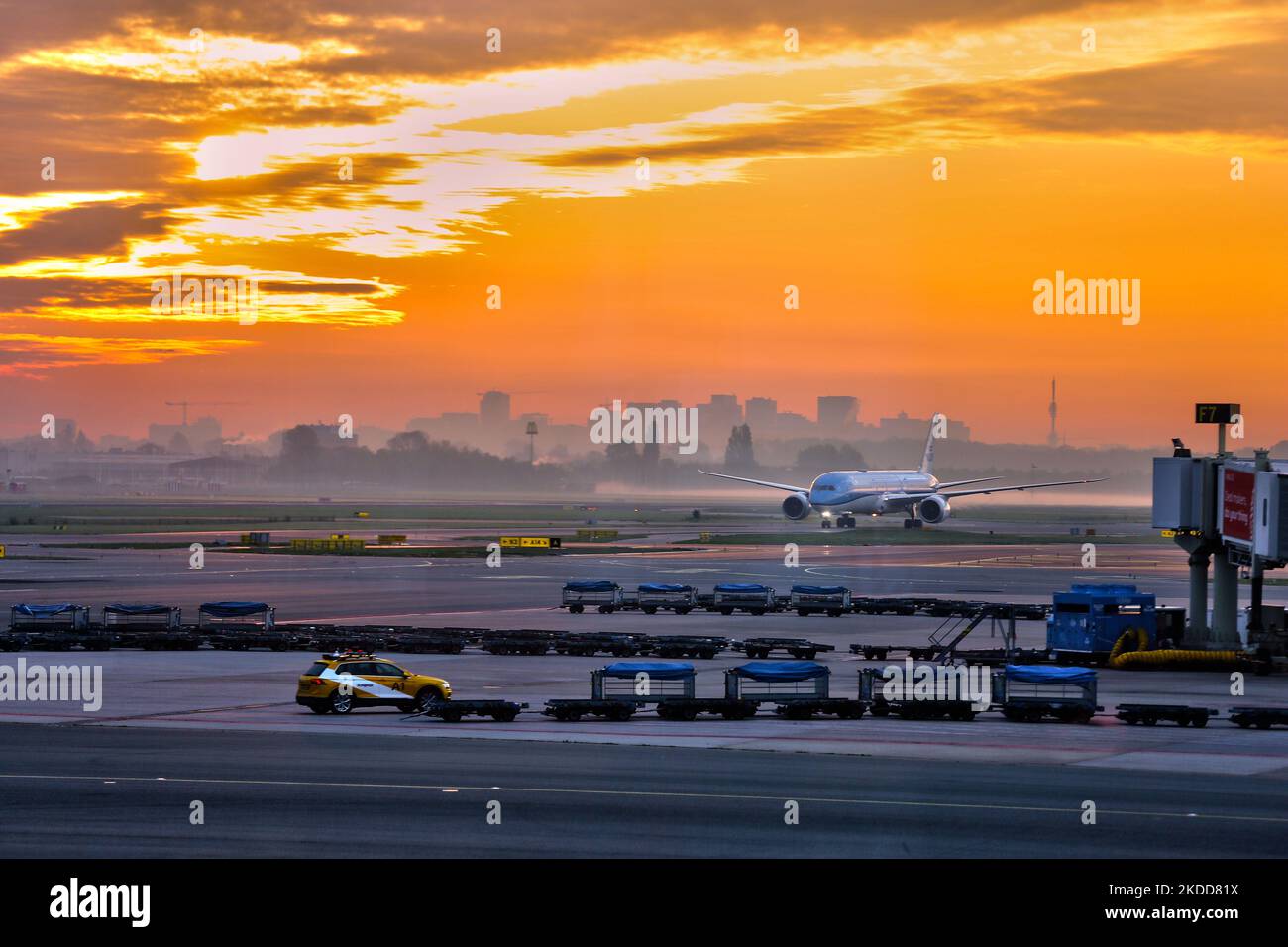 L'aereo della KLM Royal Dutch Airlines visto all'alba all'aeroporto Schiphol di Amsterdam, nei Paesi Bassi, in Europa, il 03 maggio 2022. (Foto di Creative Touch Imaging Ltd./NurPhoto) Foto Stock