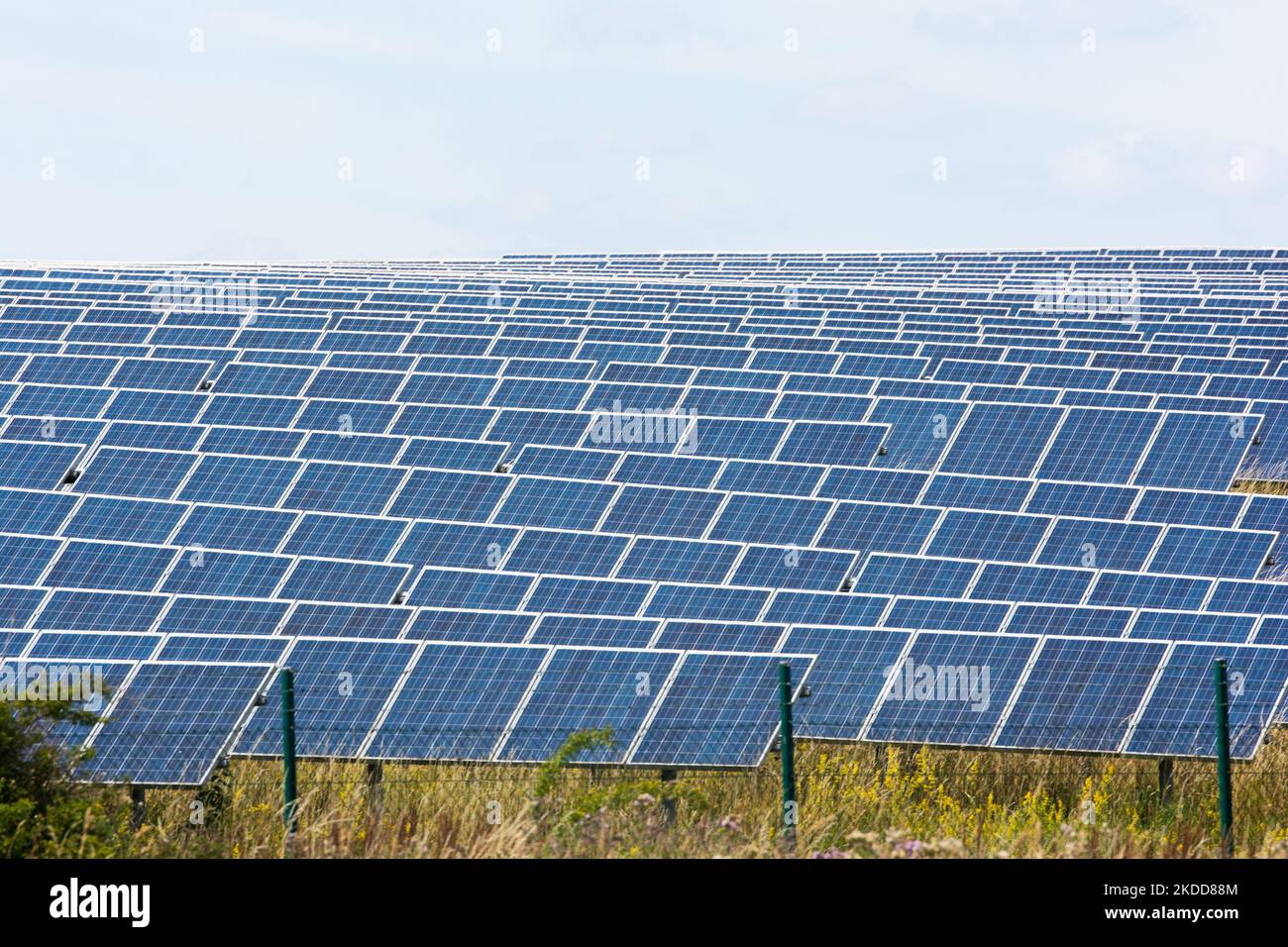 Vista generale di Inden Solar Park è visto a Solarpark Inden a Weisweiler, Germania il 6 luglio 2022 (Foto di Ying Tang/NurPhoto) Foto Stock