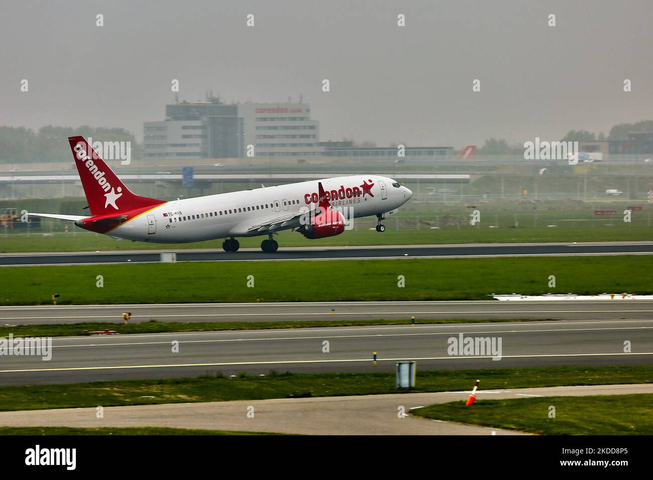 L'aereo Boeing 737 MAX 8 della Corendon Airlines decollo dall'aeroporto Schiphol di Amsterdam, Paesi Bassi, il 03 maggio 2022. (Foto di Creative Touch Imaging Ltd./NurPhoto) Foto Stock