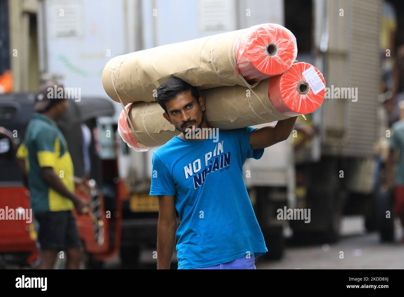 Un lavoratore salariale quotidiano dello Sri Lanka è visto al mercato commerciale di Pettah, Colombo, Sri Lanka. 7 luglio 2022. La banca centrale dello Sri Lanka ha innalzato i tassi di interesse chiave al massimo in due decenni il 7 luglio per ridurre l'inflazione record, nonostante il paese si sia sfrenato sotto una devastante crisi economica. (Foto di Tharaka Basnayaka/NurPhoto) Foto Stock