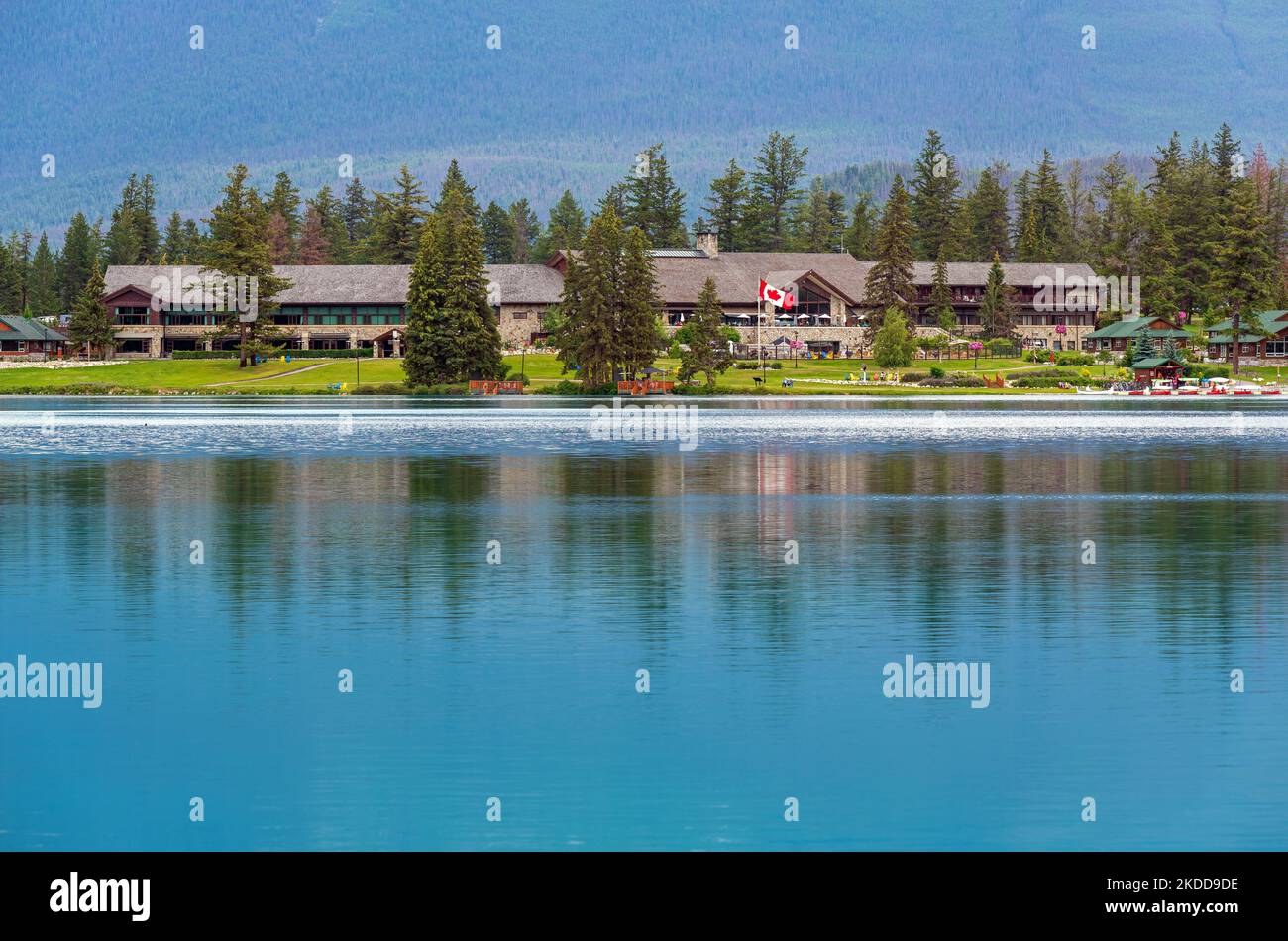 Facciata del Jasper Park Lodge presso Beauvert Lake, Jasper National Park, Canada. Foto Stock
