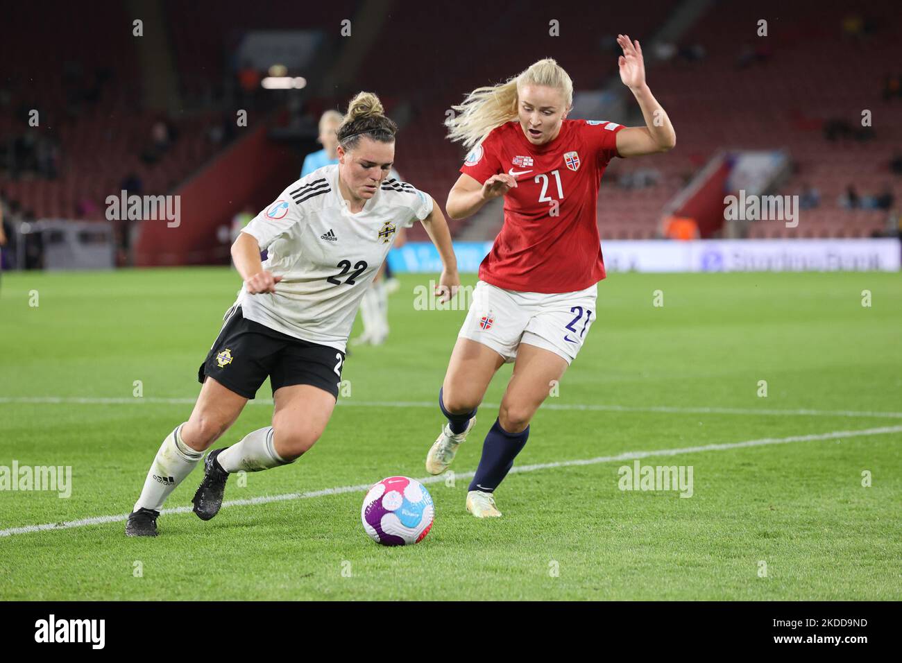 Abbie Magee (Linfield) dell'Irlanda del Nord prende su Anna Langas Josendal di Norvegia durante il Campionato europeo delle Donne 2022 Final Tournament Group A tra la Norvegia contro l'Irlanda del Nord allo Stadio St.Marys, Londra il 07th luglio , 2022 (Photo by Action Foto Sport/NurPhoto) Foto Stock