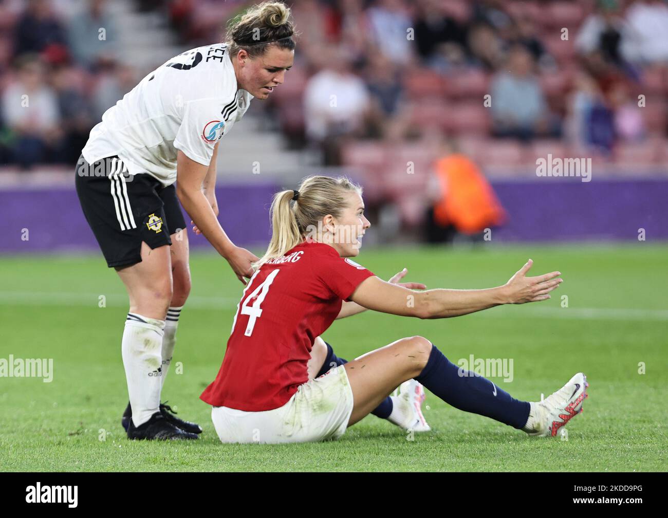 L-R Abbie Magee (Linfield) dell'Irlanda del Nord e Ada Hegerberg della Norvegia durante il Campionato europeo delle Donne 2022 Torneo finale Gruppo A tra Norvegia contro Irlanda del Nord allo Stadio St.Marys, Londra il 07th luglio , 2022 (Photo by Action Foto Sport/NurPhoto) Foto Stock