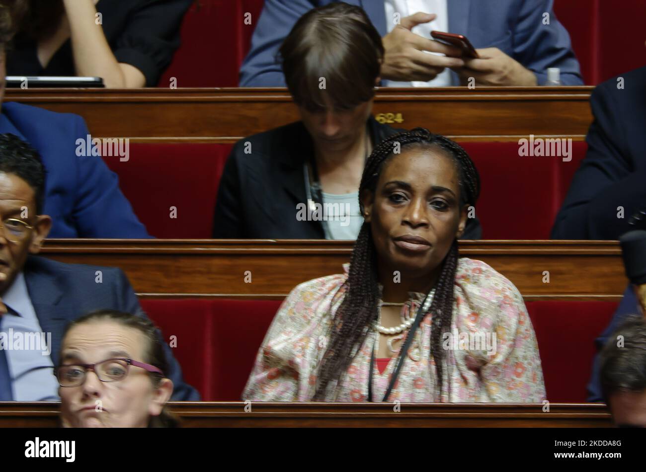 Il membro del parlamento del gruppo NUPES del partito di sinistra francese Rachel Keke partecipa al discorso del primo ministro francese Elisabeth Borne, che dà un discorso per la sua "dichiarazione politica generale" ai deputati della nuova sessione legislativa dell'Assemblea nazionale - 6 luglio 2022, Parigi (Foto di Daniel Pier/NurPhoto) Foto Stock