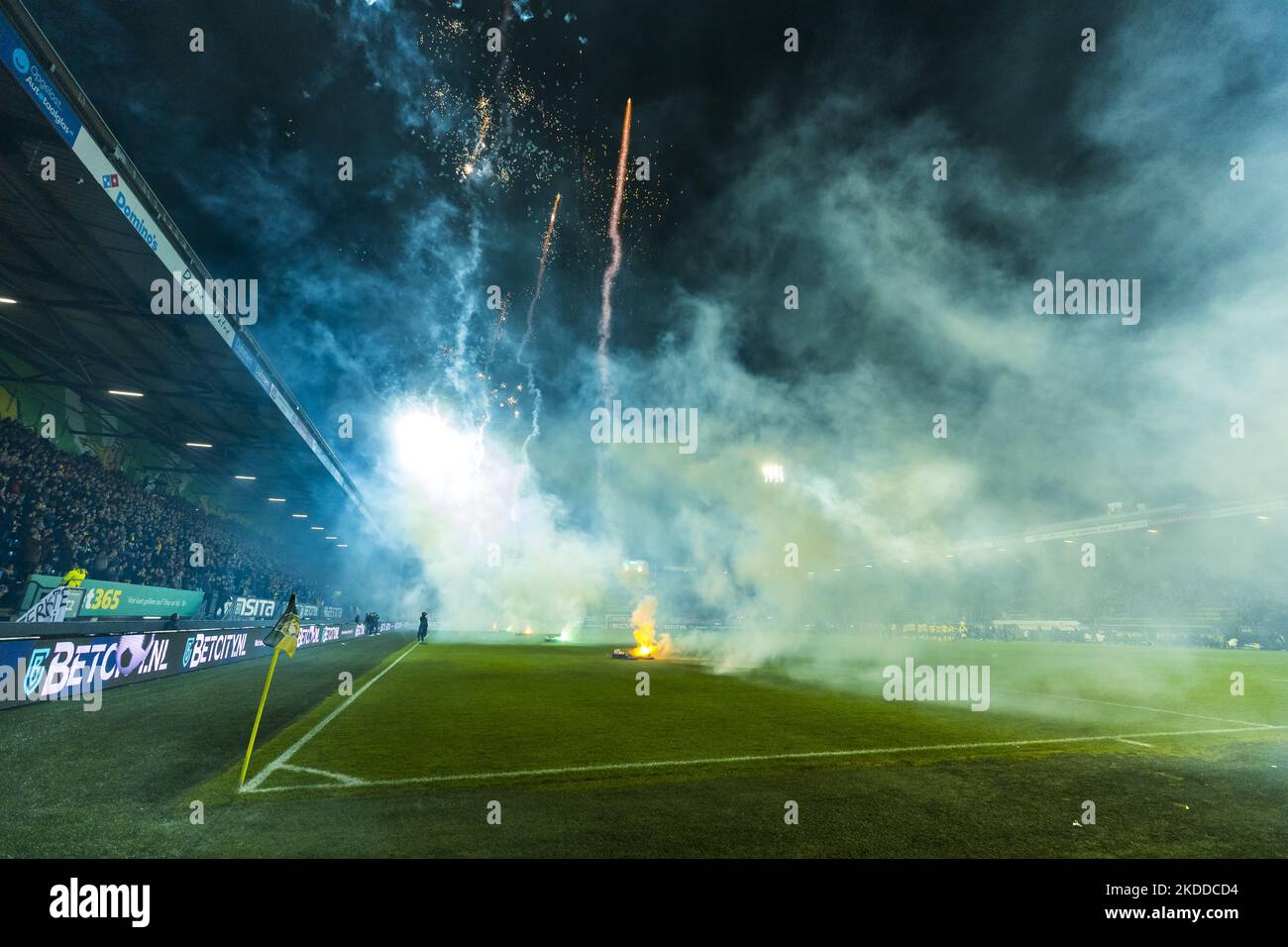 SITTARD - Fuochi d'artificio prima della partita olandese di Eredivie tra Fortuna Sittard e FC Emmen allo stadio Fortuna Sittard il 5 novembre 2022 a Sittard, Paesi Bassi. ANP MARCEL VAN HORN Foto Stock