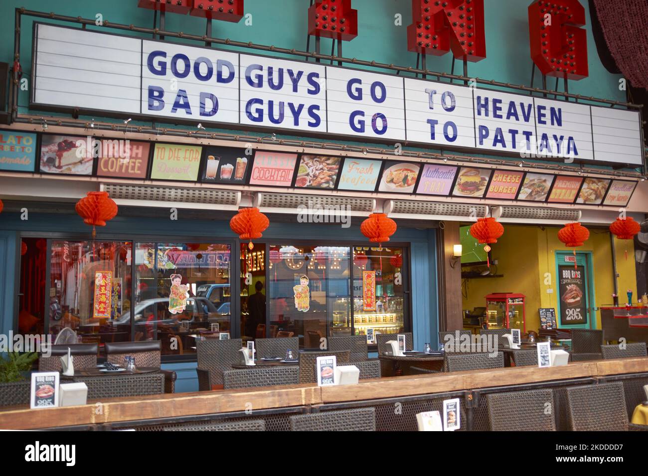 Good Guys Go Heaven Bad Guys Go to Pattaya Sign - Above Bar in Walking Street Pattaya Thailandia Foto Stock