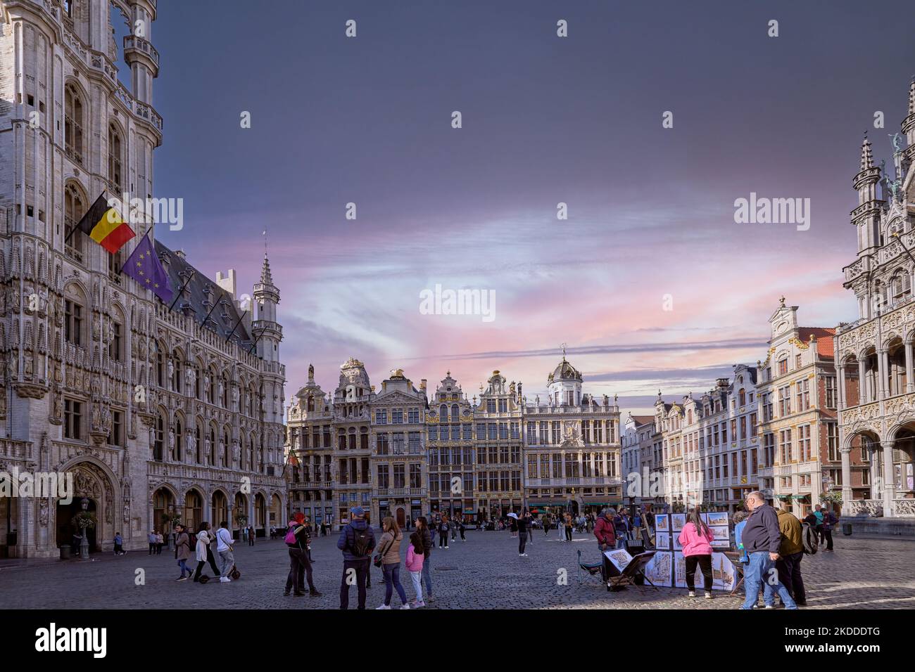 Bella vista di grande piazza acciottolata con case di lusso di diverse corporazioni a Bruxelles, Belgio, Europa Foto Stock