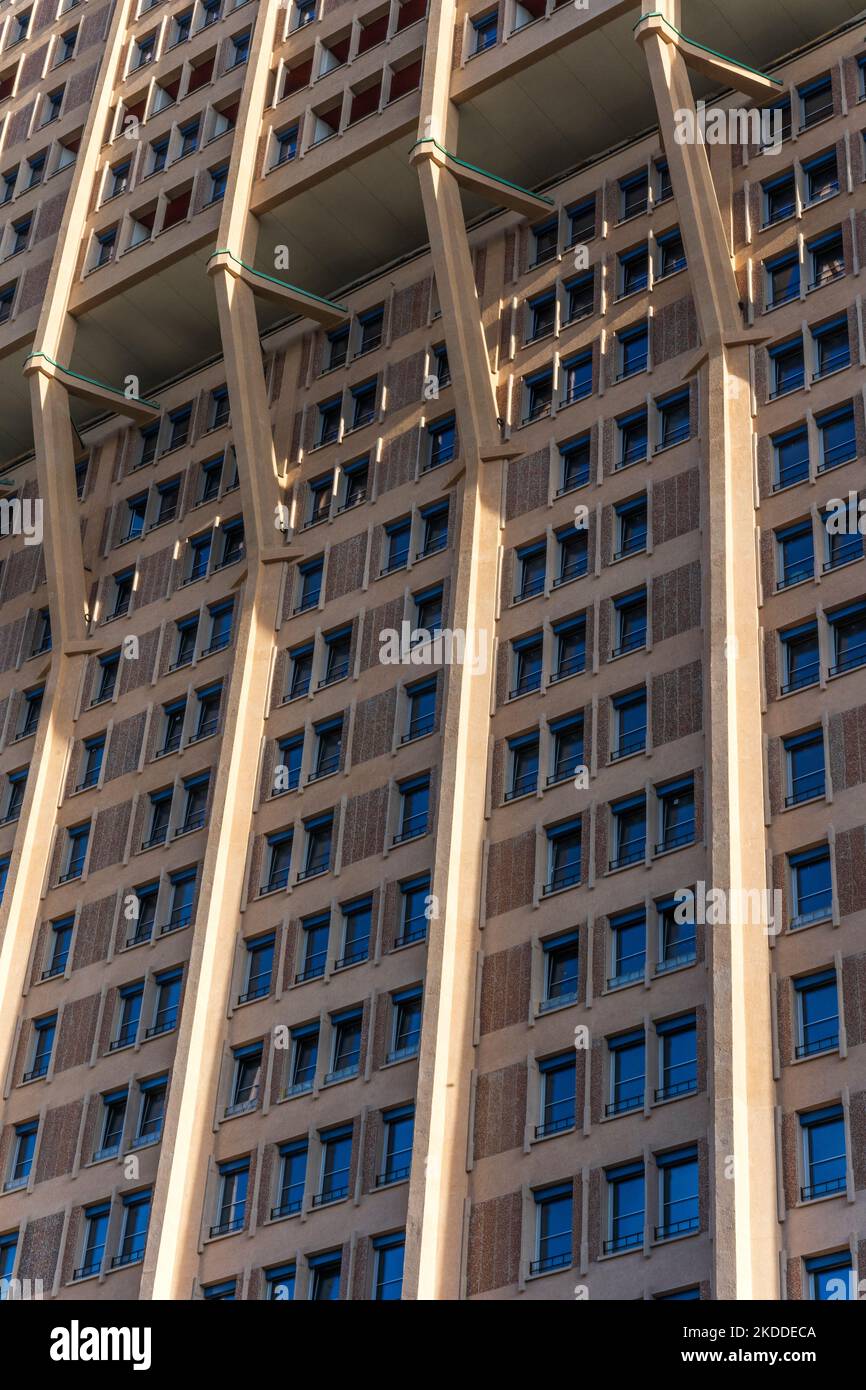 Torre Velasca, grattacielo costruito negli anni '1950s dalla partnership architettonica BBPR, vista dal basso, nel centro di Milano, Lombardia, Italia Foto Stock