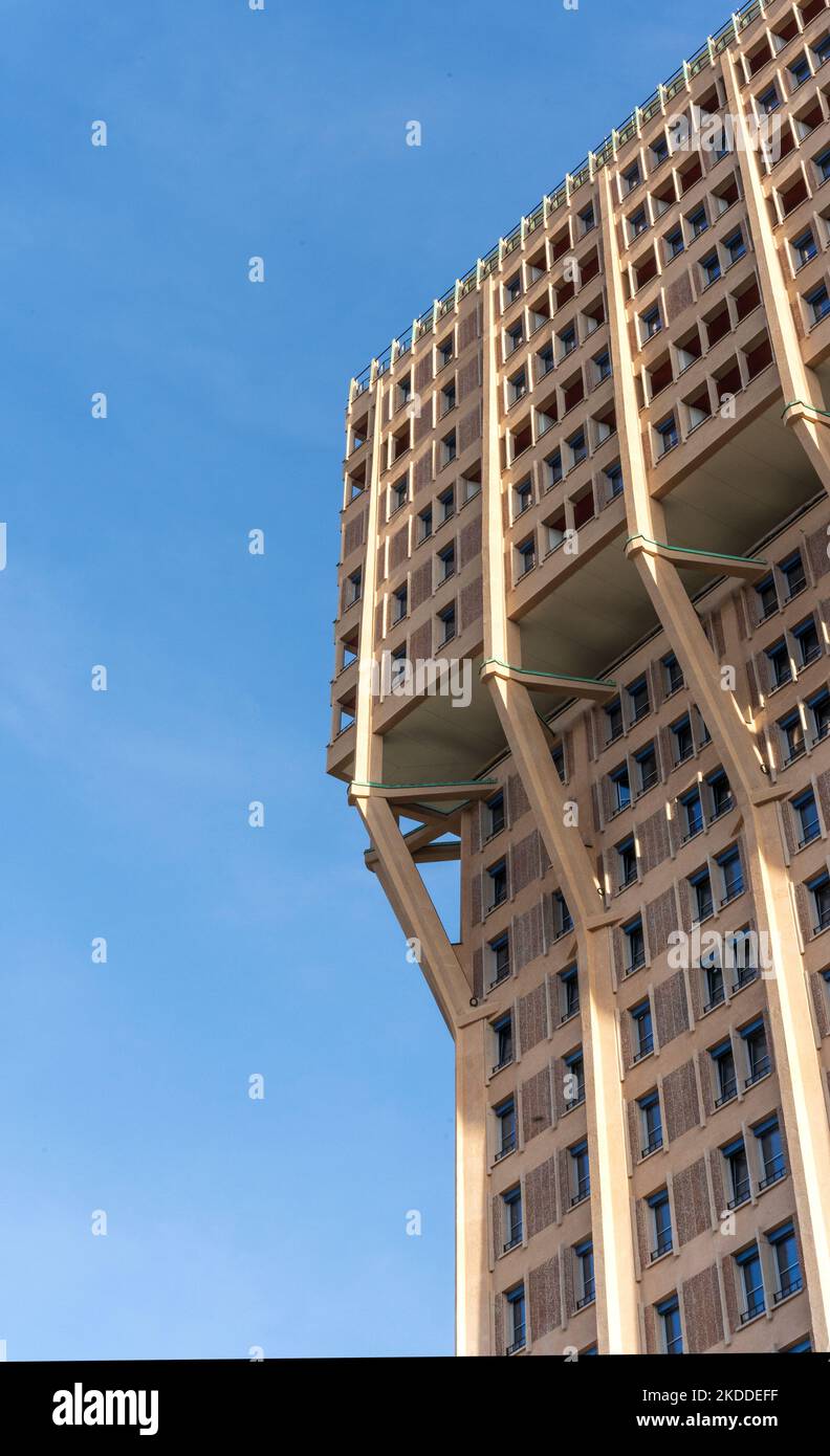 Torre Velasca, grattacielo costruito negli anni '1950s dalla partnership architettonica BBPR, vista dal basso, nel centro di Milano, Lombardia, Italia Foto Stock