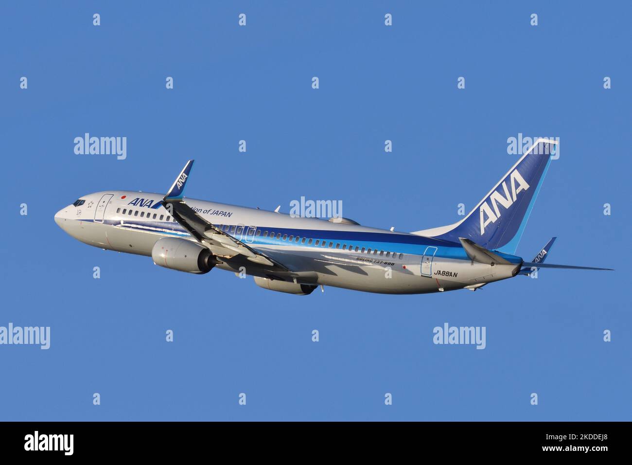 Tokyo, Giappone - 18 aprile 2021: Tutti gli aerei passeggeri Nippon Airways (ANA) Boeing B737-800 (JA88AN). Foto Stock