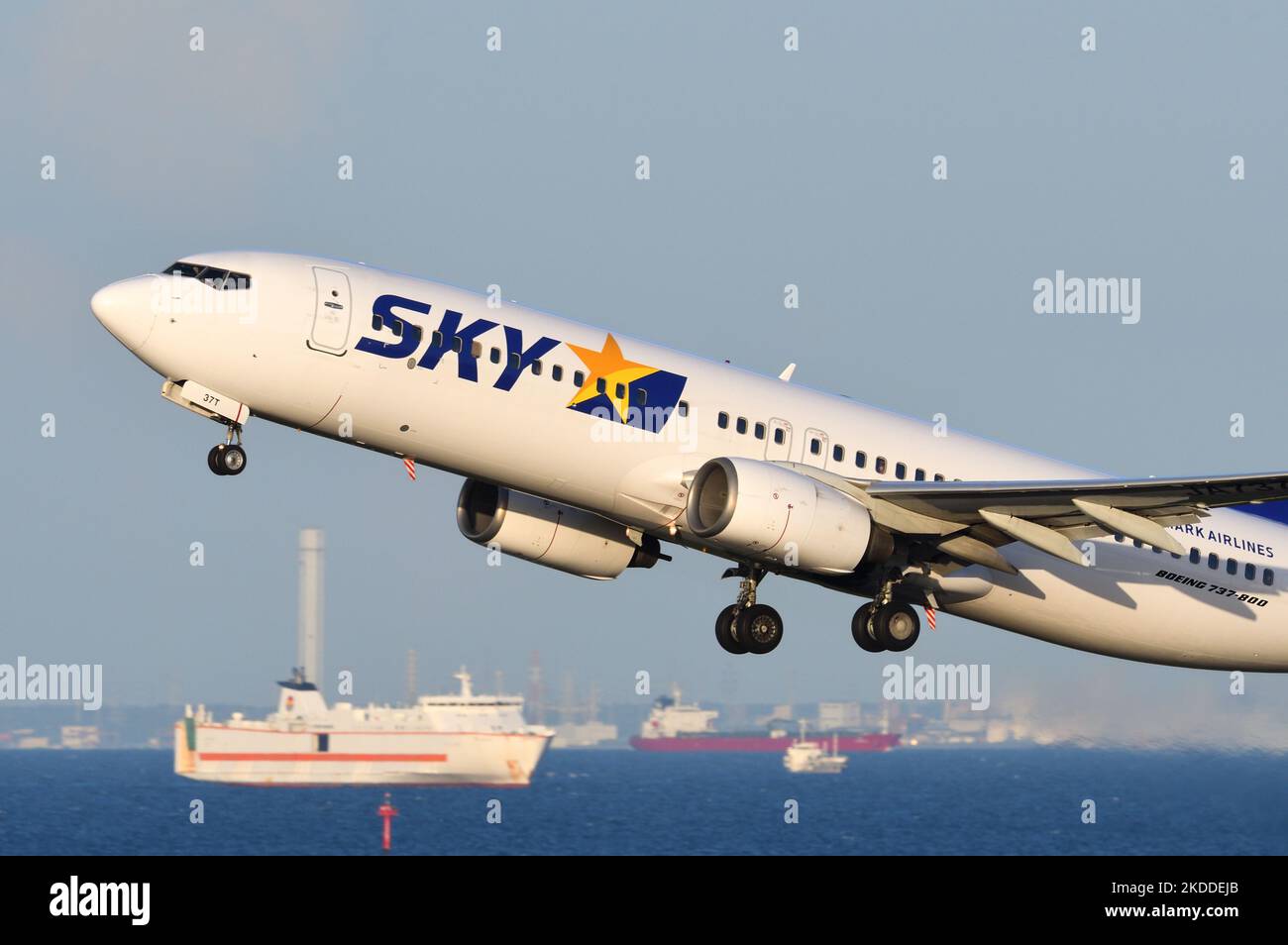 Tokyo, Giappone - 18 aprile 2021: Aereo passeggeri Skymark Airlines Boeing B737-800 (JA737T). Foto Stock