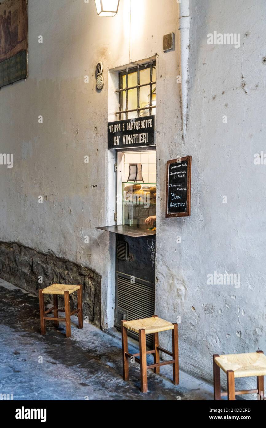 Lampredottaio piccolo negozio che vende Lampreotto, piatto tradizionale fiorentino, panino con trippa condito con erbe aromatiche, in via Santa Margherita, Firenze Foto Stock