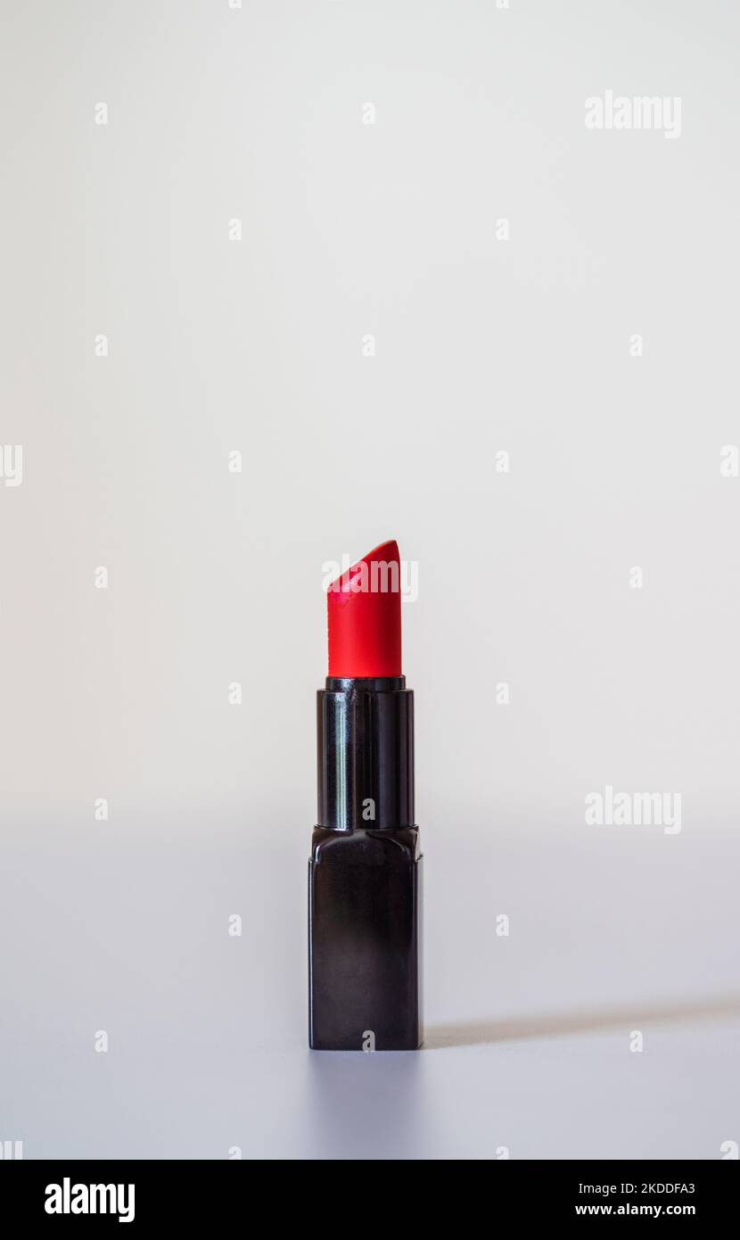 Rosso brillante rossetto contro uno sfondo bianco Foto Stock