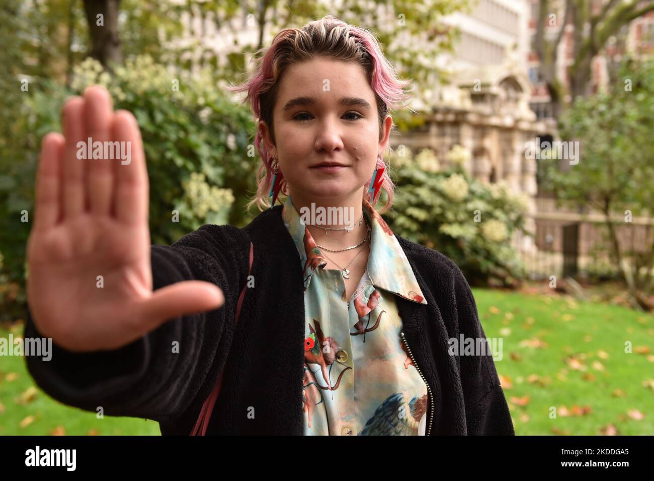 Londra, Inghilterra, Regno Unito. 5th Nov 2022. PHOEBE PLUMMER, attivista Just Stop Oil che ha gettato una zuppa al dipinto Van Gogh Sunflowers, raffigurato in una manifestazione anti-governativa nell'Embankment di Londra. (Credit Image: © Thomas Krych/ZUMA Press Wire) Foto Stock