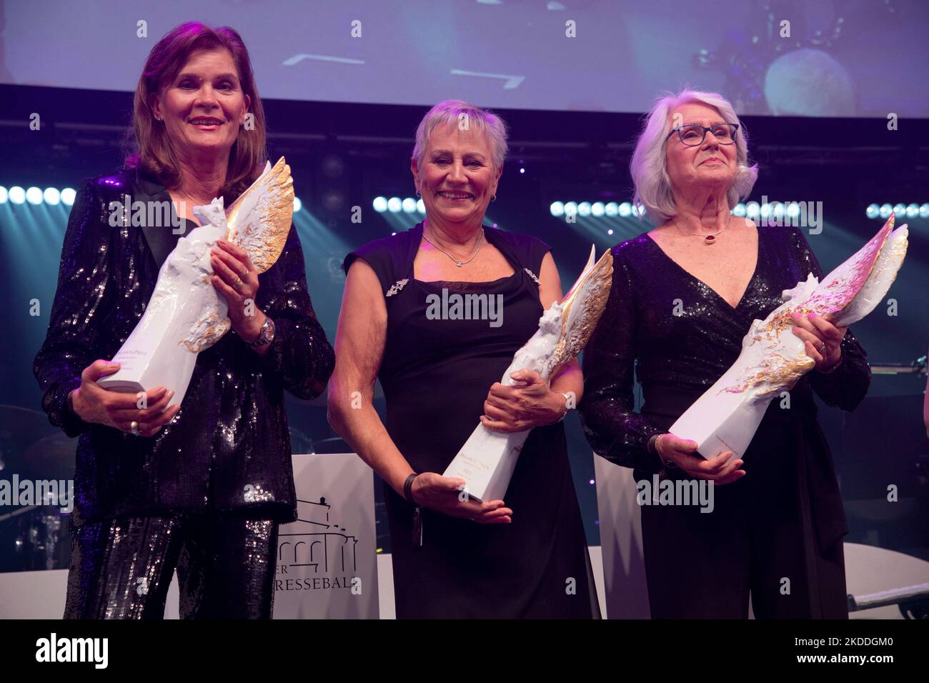 Da sinistra a destra Ulrike NASSE-MEYFARTH, Renate STECHER, Heide ECKER-ROSENDAHL, riceve il Pegasos Prize, Legends of Sports, 40th German Sports Press Ball in the Old Opera Francoforte, 5th novembre 2022. Foto Stock