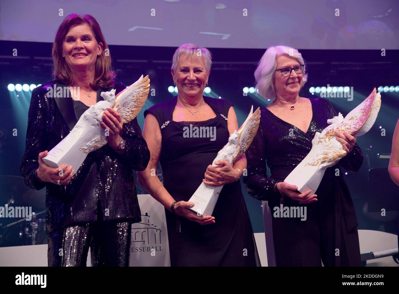 Da sinistra a destra Ulrike NASSE-MEYFARTH, Renate STECHER, Heide ECKER-ROSENDAHL, riceve il Pegasos Prize, Legends of Sports, 40th German Sports Press Ball in the Old Opera Francoforte, 5th novembre 2022. Foto Stock