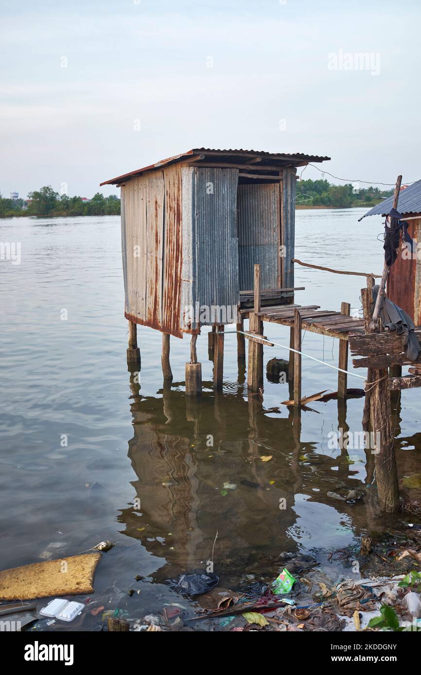 Riverside Tin Shack WC KEP Cambogia Foto Stock
