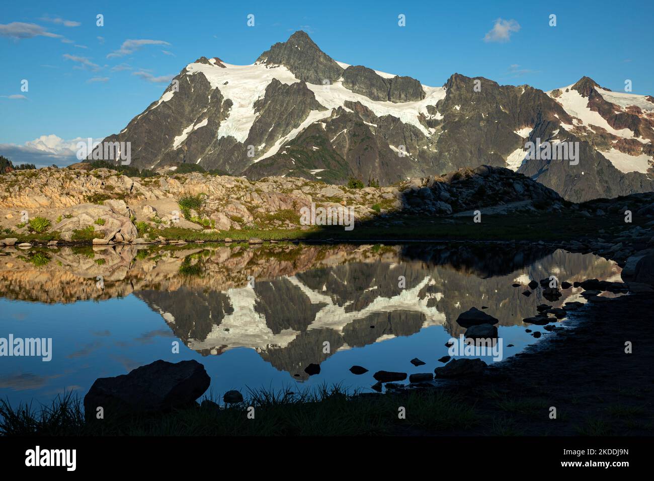 WA22692-00...WASHINGTON - Monte Shukand che riflette in un tarn a Huntoon Point su Kulshan Ridge, parte dell'area ricreativa di Heather Meadows. Foto Stock