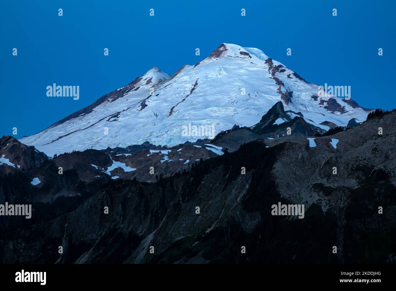 WA22708-00...WASHINGTON - Mount Baker che illumina la luce dell'alba da Artist Point nella zona ricreativa di Heather Meadows; Mount Baker-Snoqualmie Natio Foto Stock