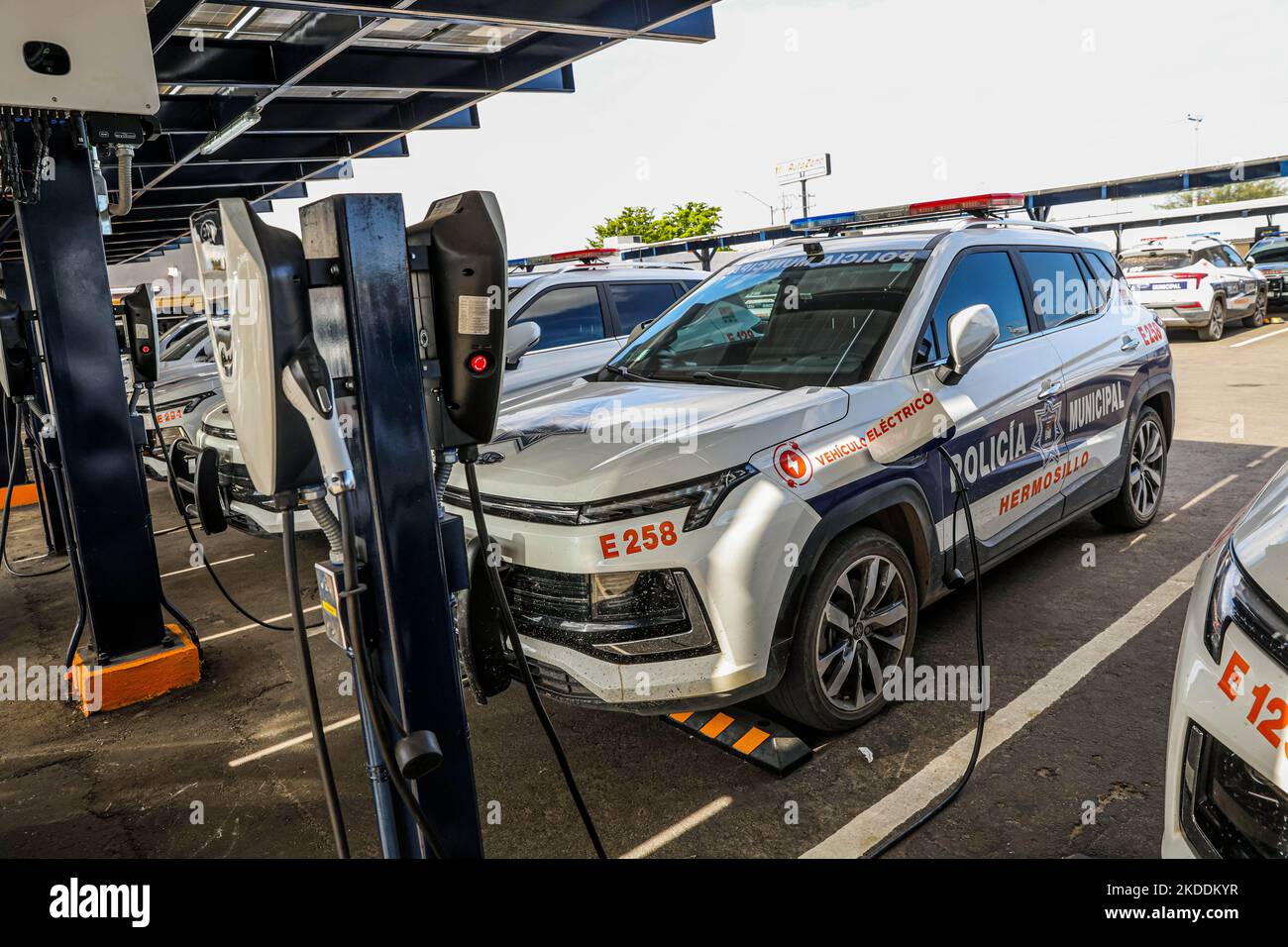 Pattuglie elettriche nel cortile della polizia municipale di Hermosillo Mexico.2 novembre 2022 a Hermosillo Mexico. Linea elettrica, stazione di ricarica, stazione di ricarica per auto elettriche, ricevitore per auto elettriche, ricarica rapida. (Foto di Luis GutierrezNorthPhoto) Patrullas electricas en el patio de la policia miunicial de Hermosillo Mexico.2 noviembre 2022 en Hermosillo Mexico. Electrolinera, estacion de carga, centro de carga para autos electricos argador de auto electrico, rapido cargado. (Foto di Luis GutierrezNortePhoto) Foto Stock