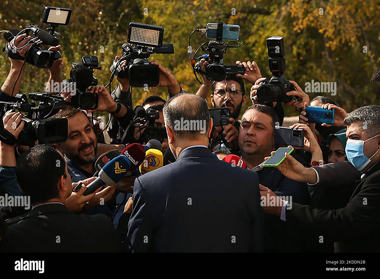 Teheran, Iran. 05th Nov 2022. Il ministro degli Esteri iraniano Hossein Amirabdollahian parla ai media dopo aver partecipato al primo incontro dei Coordinatori nazionali del Gruppo degli amici che difese la carta delle Nazioni Unite a Teheran, Iran, 5 novembre 2022. Il ministro degli Esteri iraniano, Hossein Amir-Abdollahian, ha detto per la prima volta alla midea sabato che il suo paese aveva inviato droni in Russia, ma ha suggerito che i trasferimenti si sono avuti prima che Mosca invase l'Ucraina. Photo by Iranian News Agency (IRNA)/UPI Credit: UPI/Alamy Live News Foto Stock