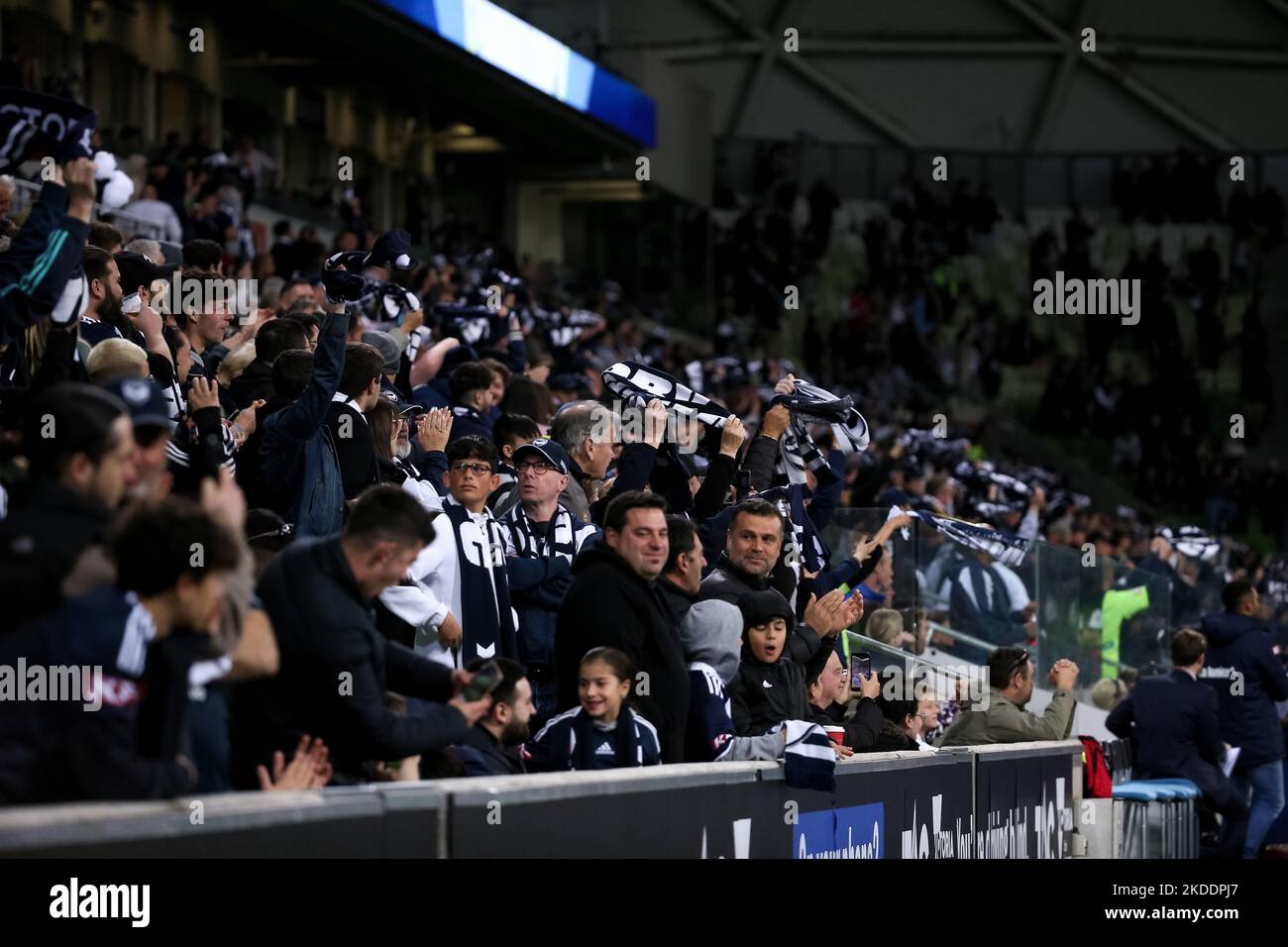 Melbourne, Australia, 4 novembre 2022. I fan di Melbourne Victory si rallegrano durante la Partita di calcio maschile della A-League tra Melbourne Victory e Newcastle Jets all'AAMI Park il 04 novembre 2022 a Melbourne, Australia. Credit: Dave Hewison/Speed Media/Alamy Live News Foto Stock