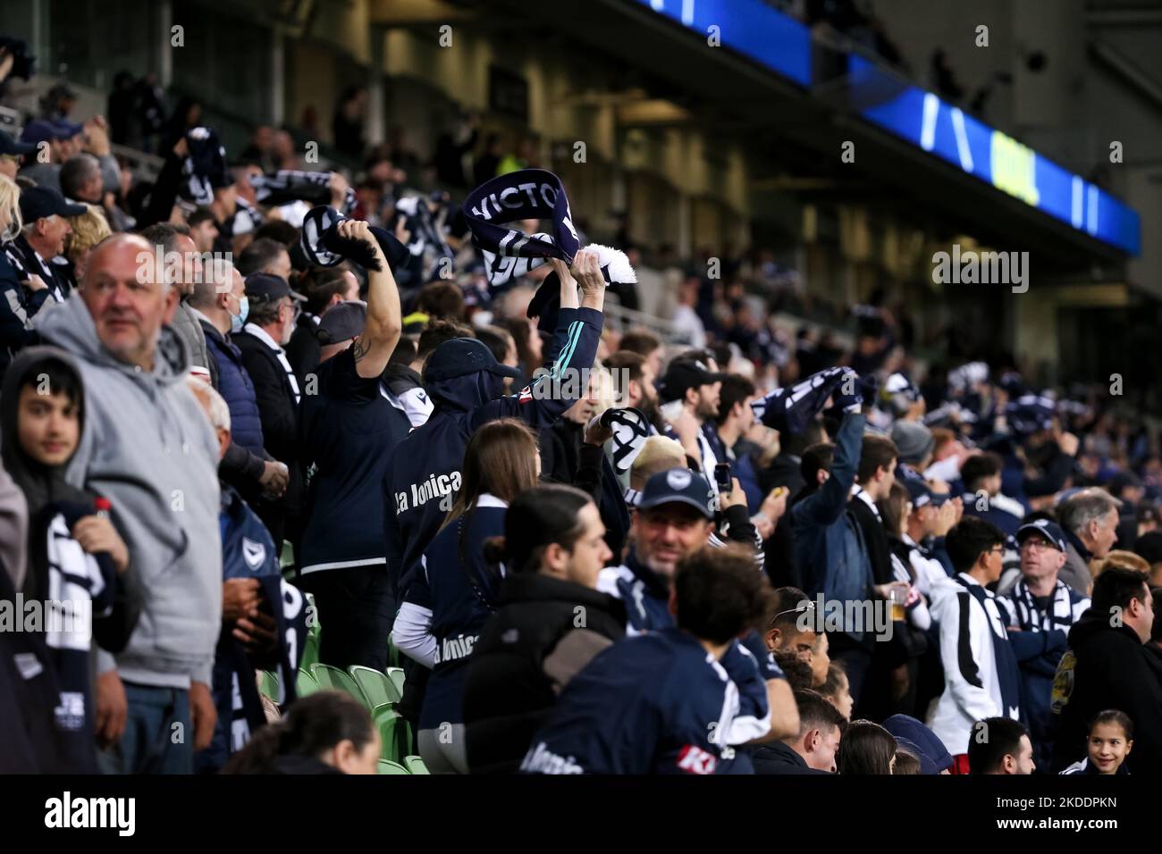 Melbourne, Australia, 4 novembre 2022. I fan di Melbourne Victory si rallegrano durante la Partita di calcio maschile della A-League tra Melbourne Victory e Newcastle Jets all'AAMI Park il 04 novembre 2022 a Melbourne, Australia. Credit: Dave Hewison/Speed Media/Alamy Live News Foto Stock