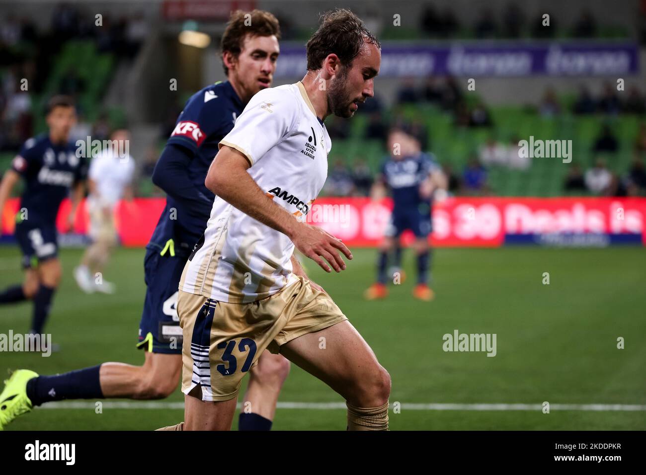 Melbourne, Australia, 4 novembre 2022. Angus Thurgate of Newcastle Jets durante la Partita di calcio maschile della A-League tra Melbourne Victory e Newcastle Jets all'AAMI Park il 04 novembre 2022 a Melbourne, Australia. Credit: Dave Hewison/Speed Media/Alamy Live News Foto Stock