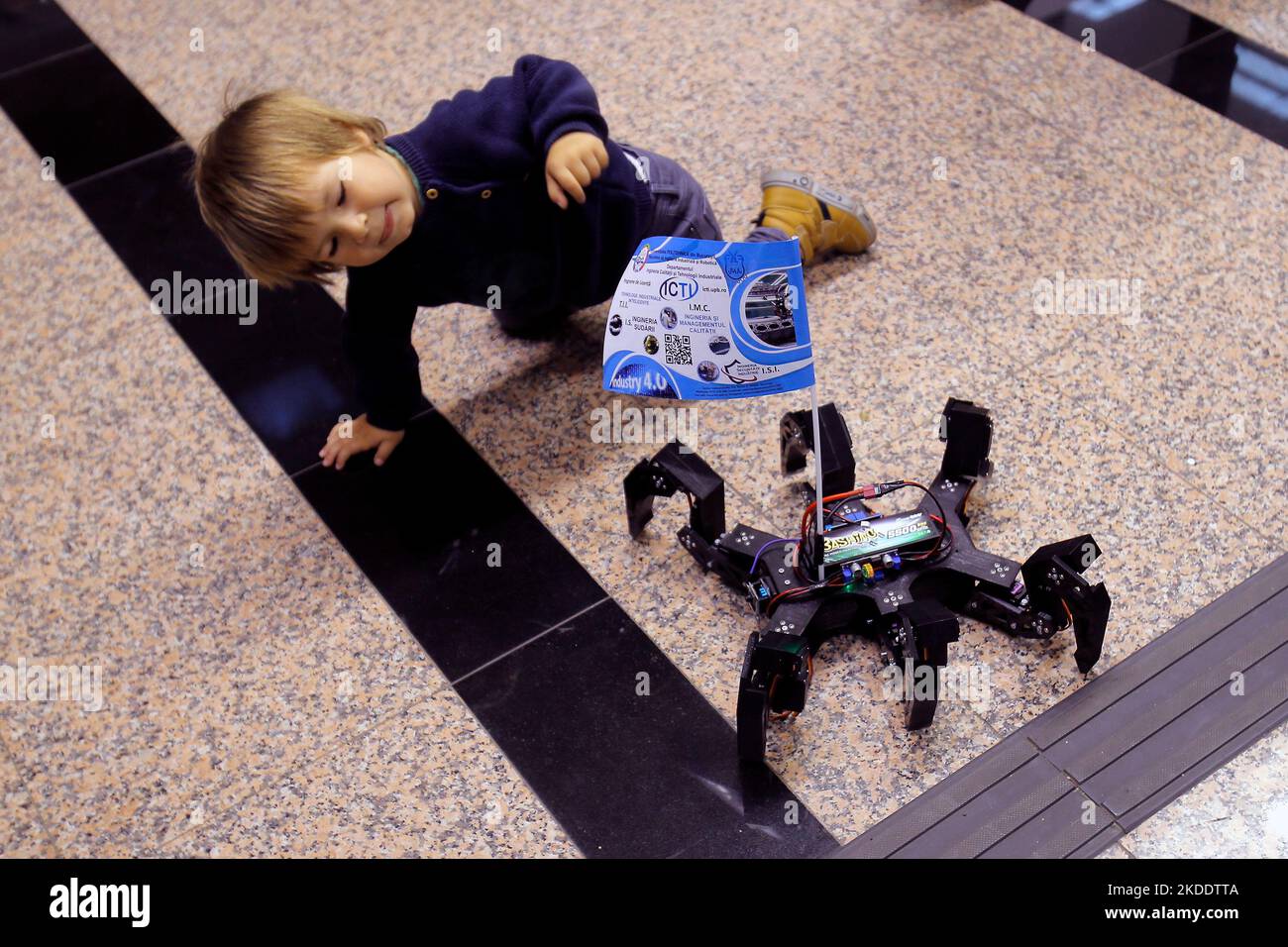 Bucarest, Romania. 5th Nov 2022. Un bambino gioca con un robot spider controllato senza fili presentato dagli studenti durante la prima edizione del festival della tecnologia Robofest a Bucarest, capitale della Romania, 5 novembre 2022. Credit: Cristian Cristel/Xinhua/Alamy Live News Foto Stock