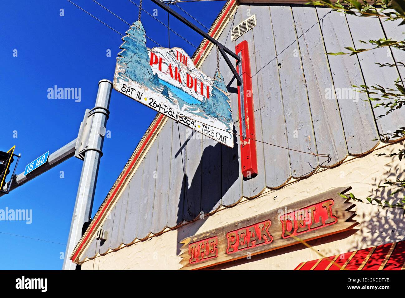 Il Peak Deli su Pagosa Street, nota anche come US 160, nel centro di Pagosa Springs, Colorado, il 9 settembre 2022. Foto Stock