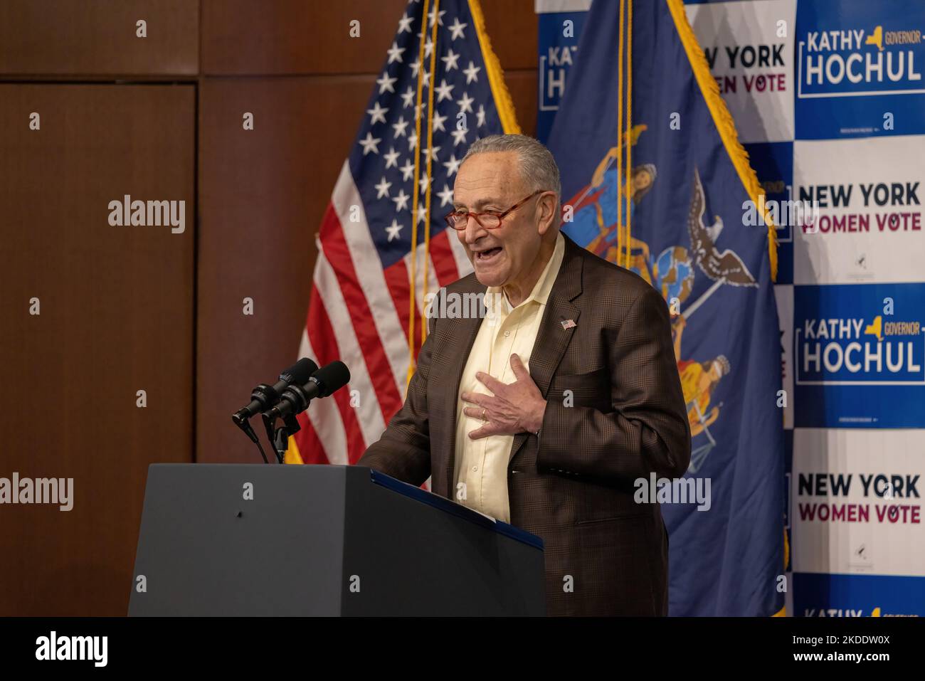 NEW YORK, N.Y. – 3 novembre 2022: Chuck Schumer (D-NY), il leader della maggioranza del Senato, si rivolge a un rally di campagna al Barnard College di New York. Foto Stock