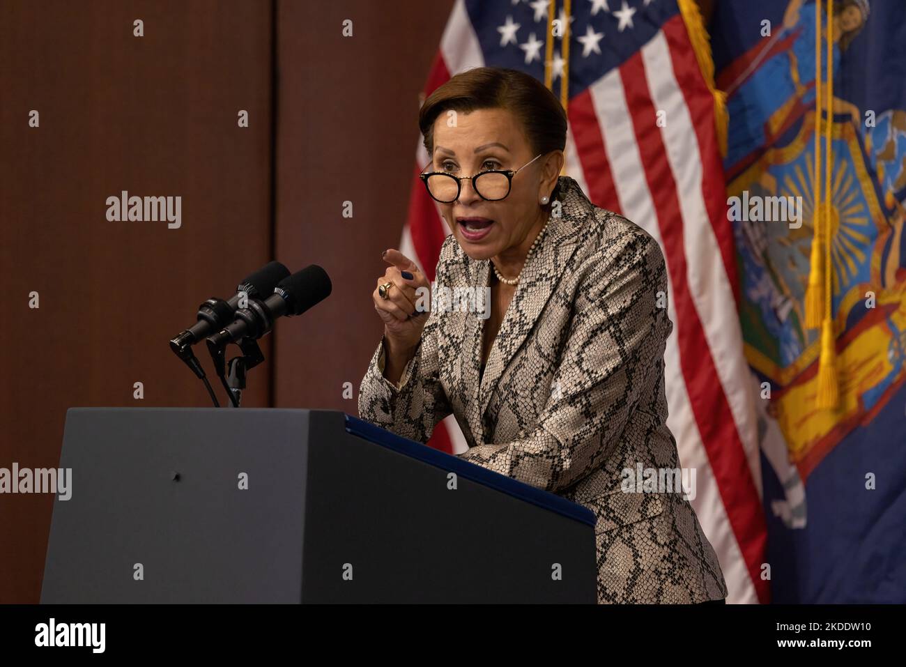 NEW YORK, N.Y. – 3 novembre 2022: Il Rep. Nydia Velázquez (D-NY) si rivolge a un rally di campagna al Barnard College di New York. Foto Stock