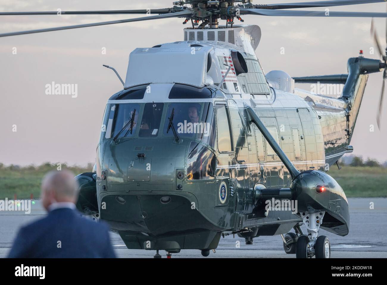 QUEENS, N.Y. – 22 settembre 2022: Marine One arriva all'aeroporto internazionale John F. Kennedy di New York. Foto Stock