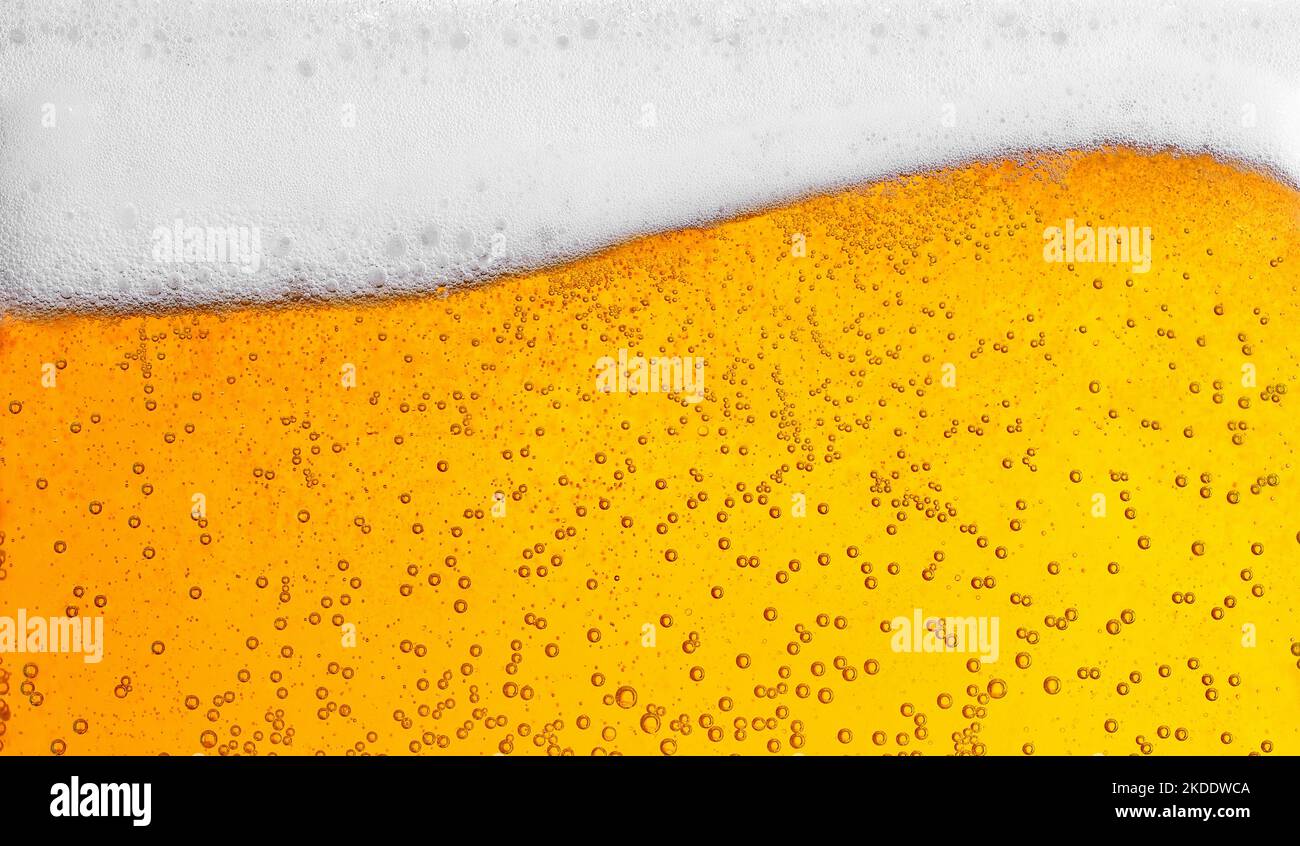 versare la birra con le bolle per la schiuma di fondo e a forma d'onda Foto Stock