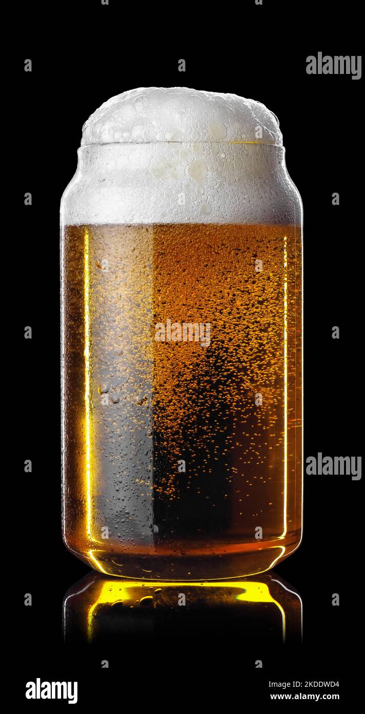 bicchiere freddo di birra leggera con schiuma isolata sul nero Foto Stock