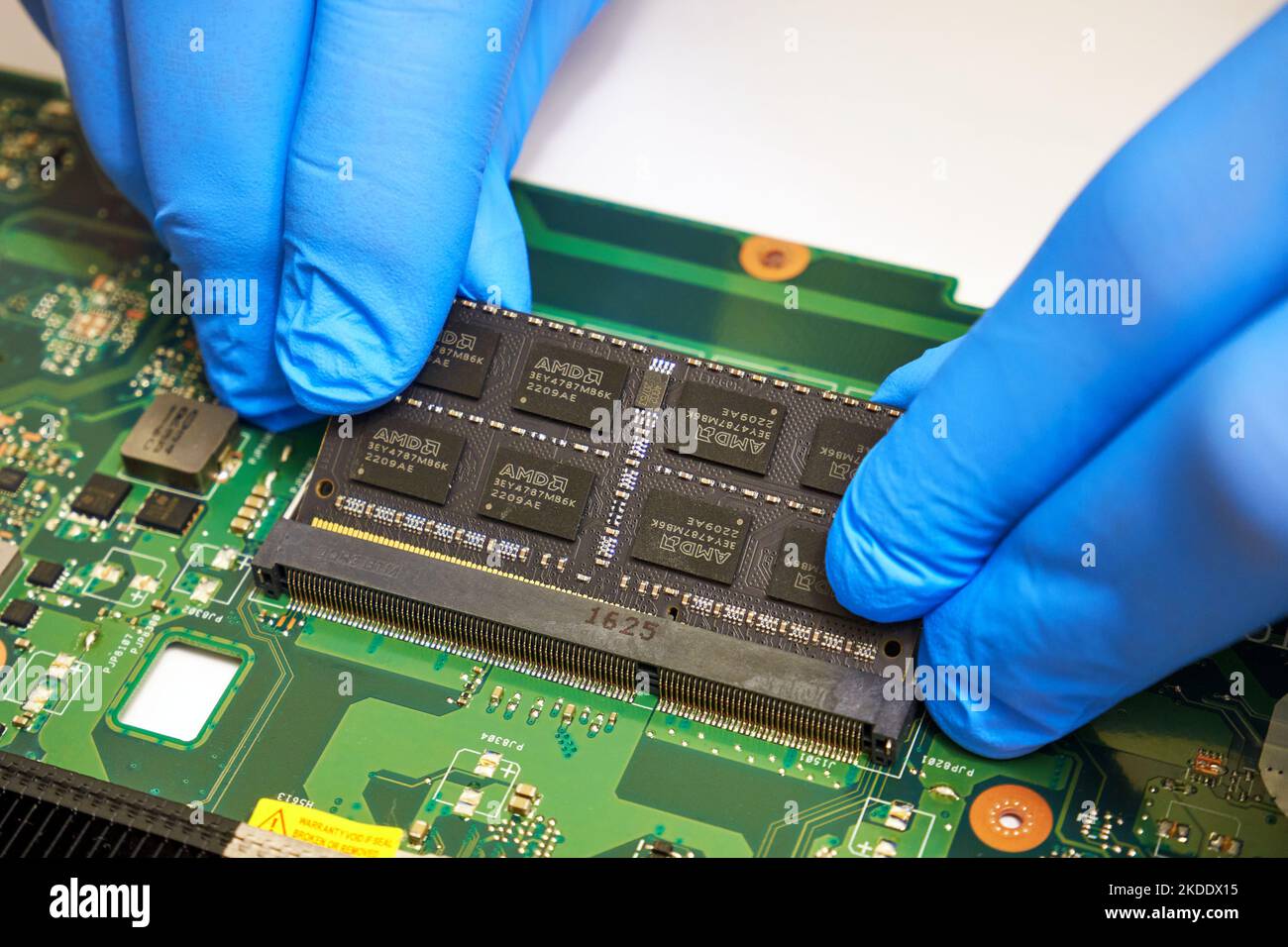 Installazione di un modulo AMD RAM sul primo piano della scheda madre Foto Stock