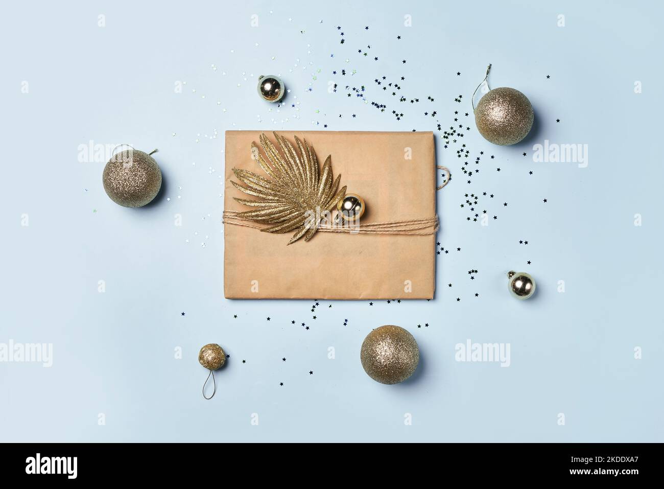 una busta e gli ornamenti di natale su uno sfondo azzurro con copia - spazio nell'angolo in alto a destra è vuoto Foto Stock