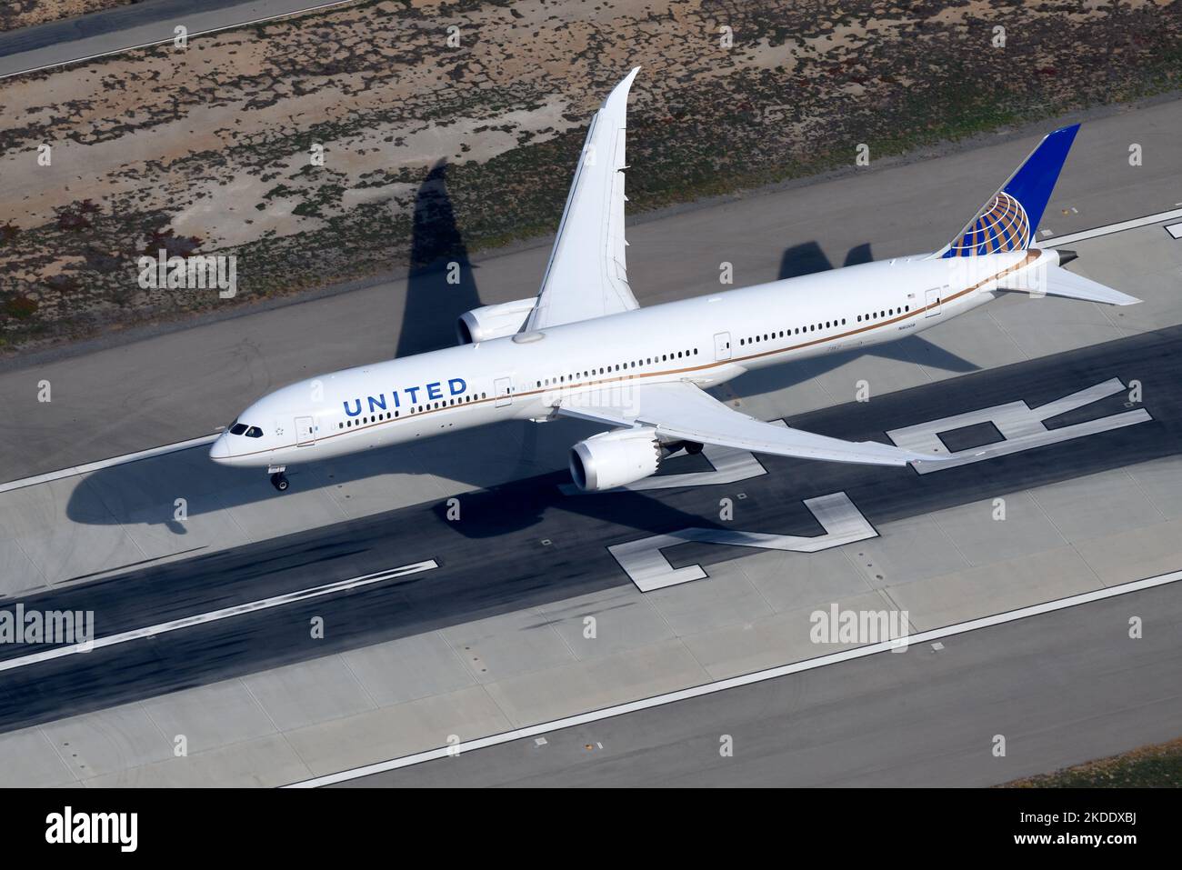 Atterraggio degli aerei United Airlines Boeing 787 Dreamliner. Aereo 787-10 di United Flying. Aereo registrato come N16008 in avvicinamento finale sulla pista. Foto Stock